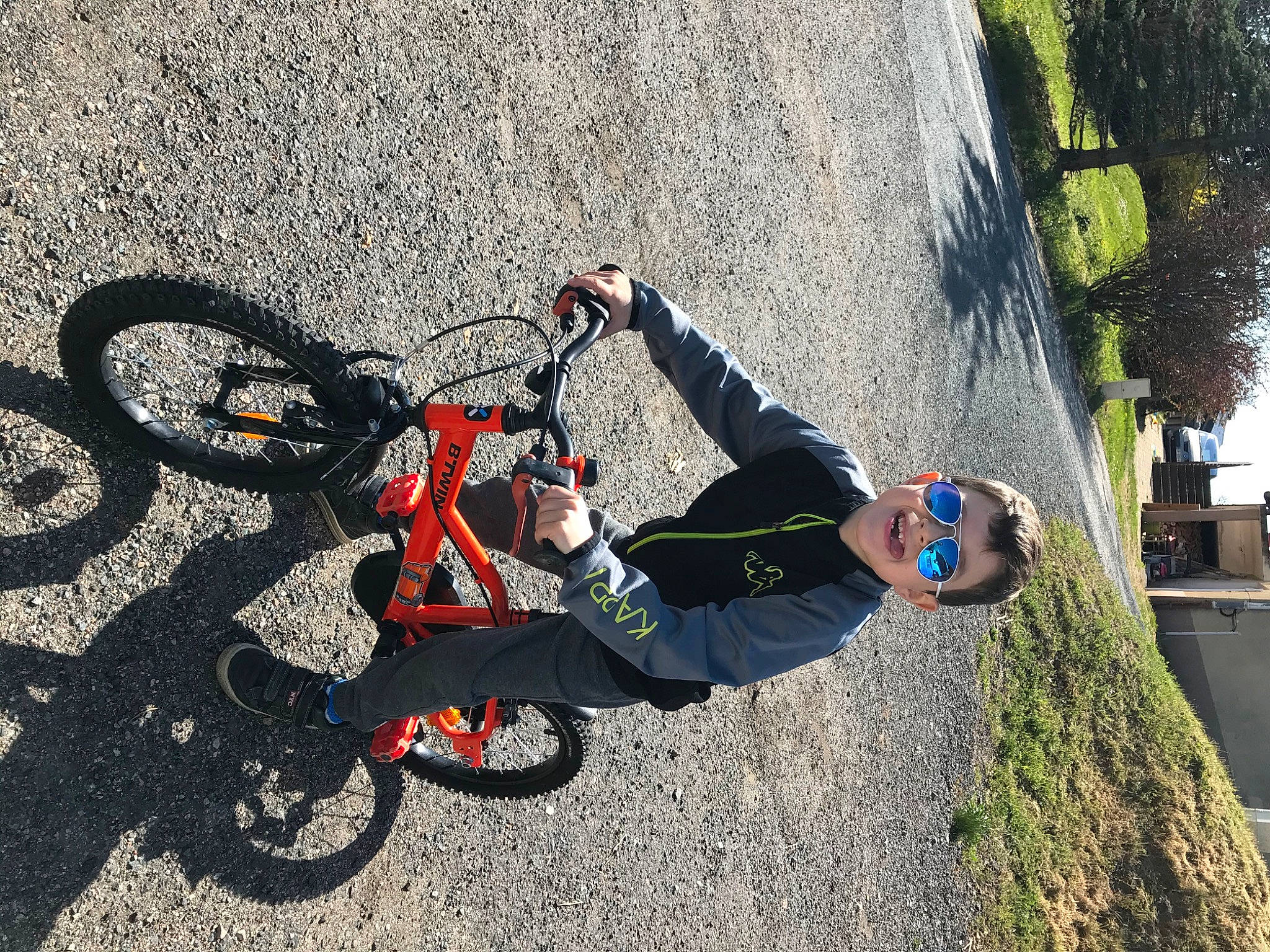 Lenny a rejoint le concours — aidez-le/la à gagner de superbes lots ! adventure, bicycle, bicycle_accessory, bicycle_wheel, bmx_bike, cycling, person, recreation, soil, sports_equipment, vehicle, wheel