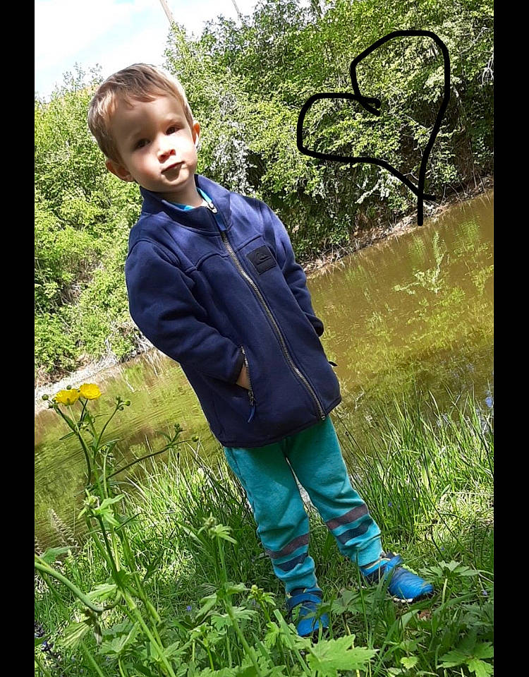 Léandre participe au concours pour gagner de l'argent avec cette photo : child, child_model, cool, electric_blue, grass, happy, jacket, lawn, outerwear, people_in_nature, person, photography, plant, portrait, smile, spring