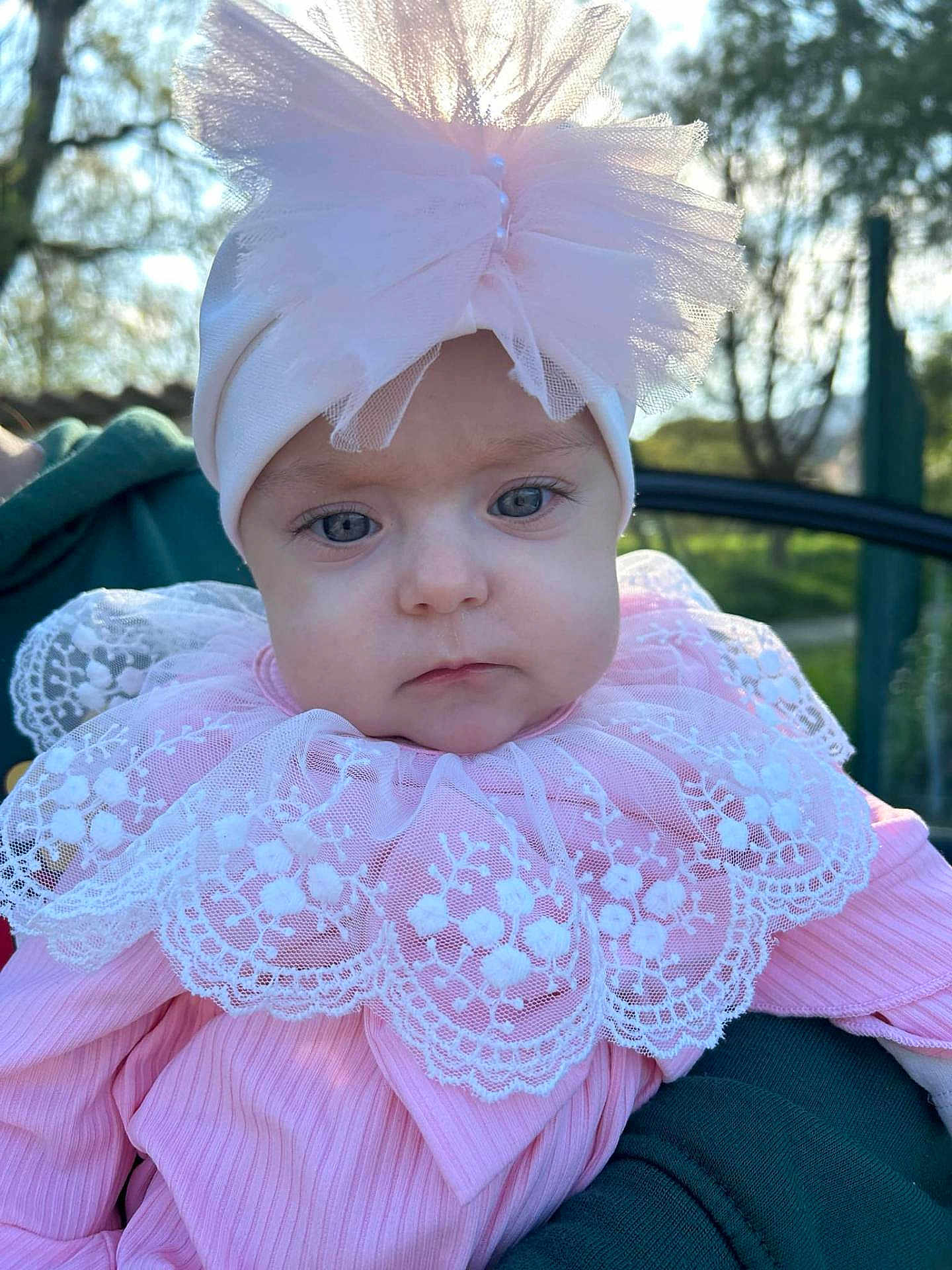 Maria Anastasia a rejoint le concours — aidez-le/la à gagner de superbes lots ! baby, infant, face, headband, bow, pink_clothing, lace, outdoor, nature, portrait, child, cute, young, person, closeup, expressionless, soft_light, daylight, headwear, apparel