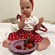 Maria Anastasia participe au concours pour gagner de l'argent avec cette photo : baby, child, strawberry, red_headband, red_polka_dot_clothes, plate, food, fruit, sitting, barefoot, white_bed, indoor, cute, curious, small_hands, infant, headband, snack, young_child, portrait