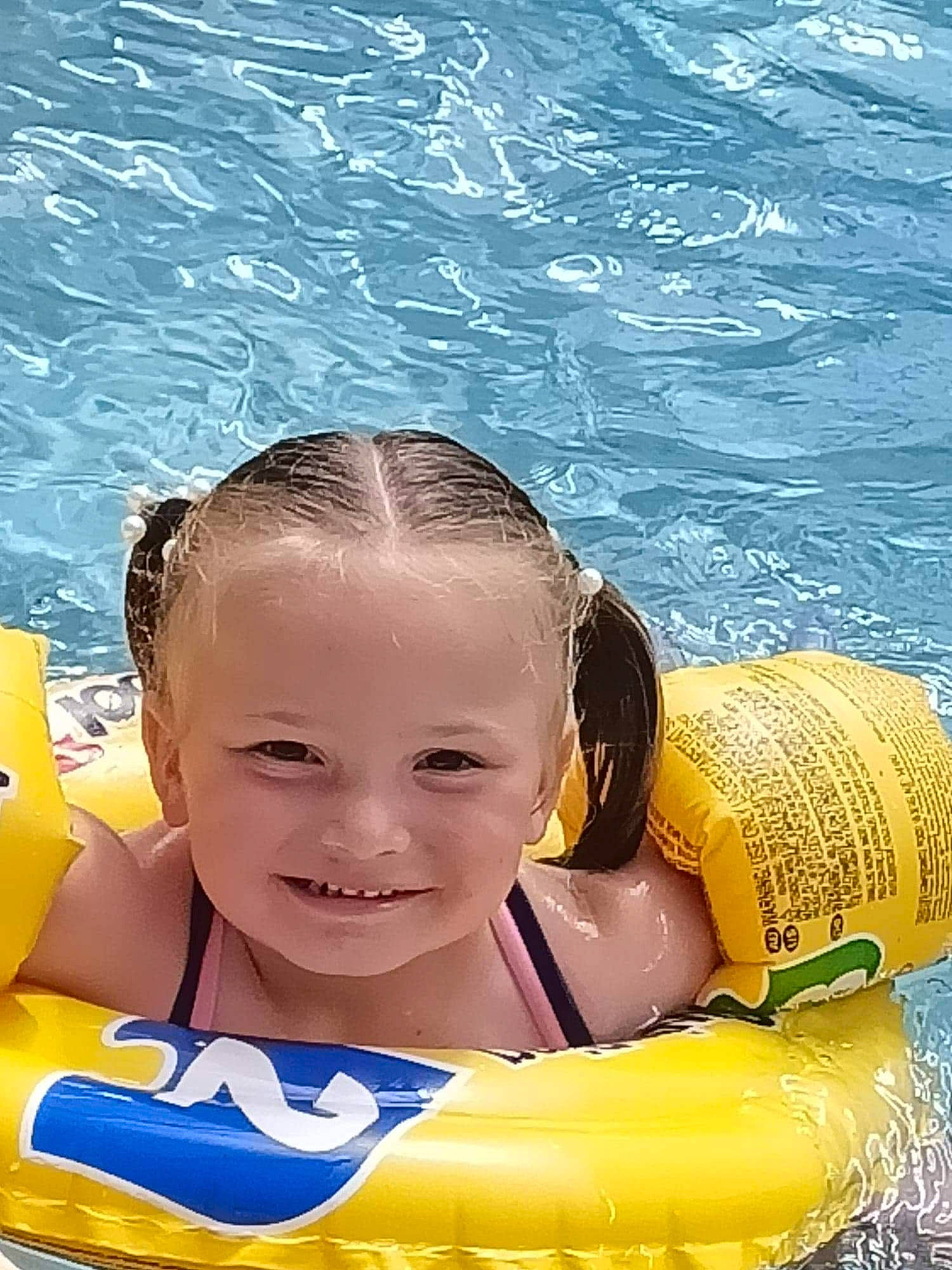 Maylan a rejoint le concours — aidez-le/la à gagner de superbes lots ! aqua, azure, baby_float, body_of_water, fun, happy, head, headgear, human, joy, leisure, outdoor_recreation, people_in_nature, people_on_beach, person, skin, smile, summer, sunlight, swimming_pool