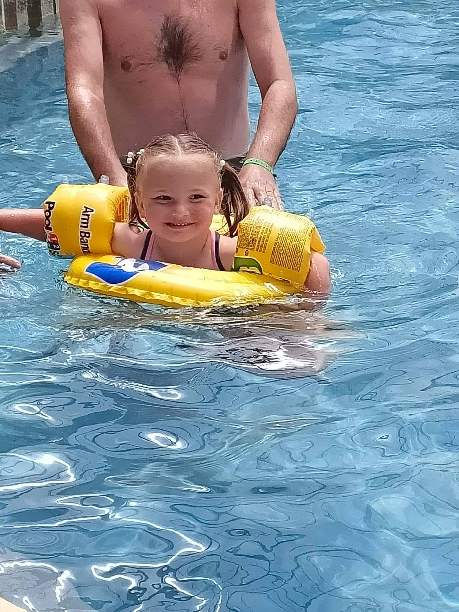 Maylan a rejoint le concours — aidez-le/la à gagner de superbes lots ! bathing, fun, happy, head, headgear, human_body, joy, lake, leisure, lifejacket, muscle, outdoor_recreation, people_on_beach, person, personal_protective_equipment, recreation, smile, swimmer, swimming_pool, swimwear