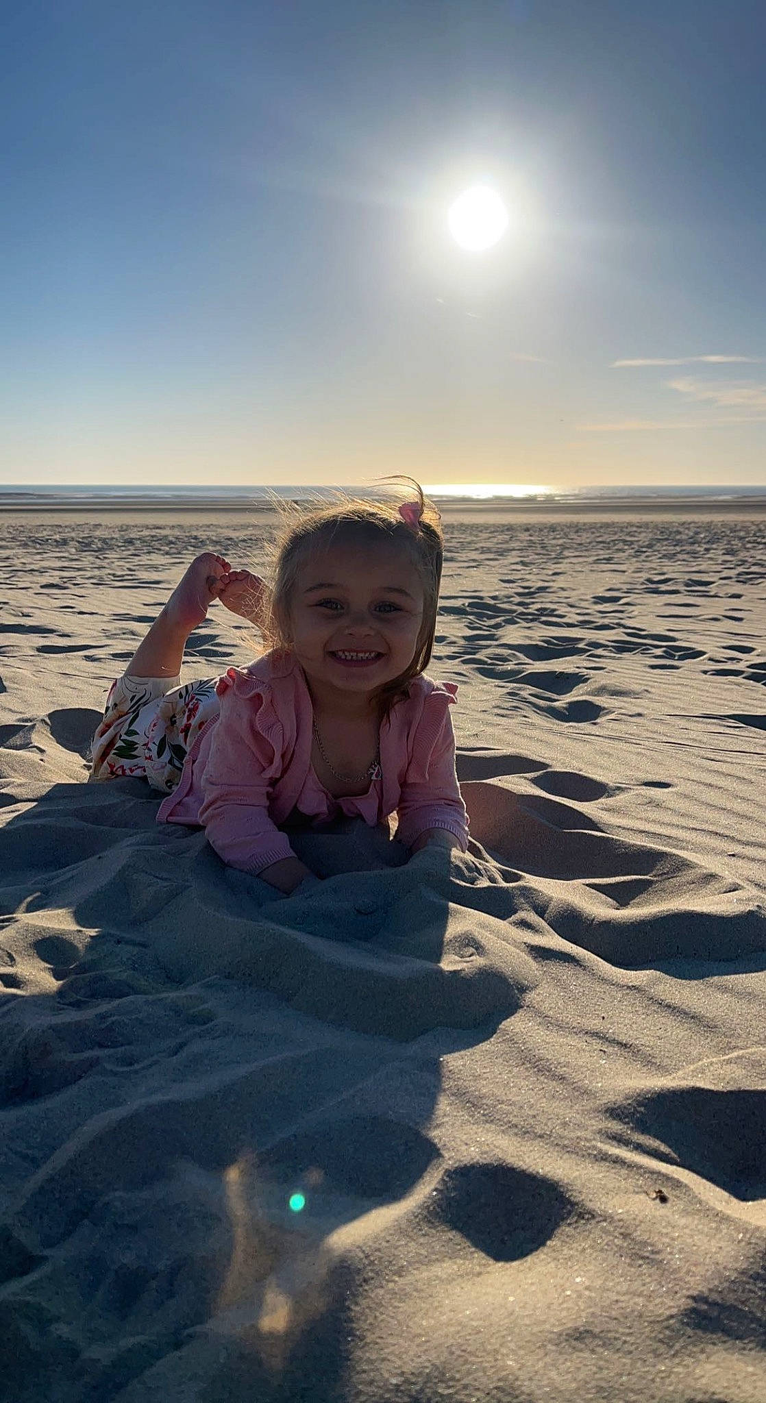 Aylina participe au concours pour gagner de l'argent avec cette photo : azure, beach, cloud, dusk, ecoregion, flash_photography, fun, happy, horizon, joy, landscape, morning, people_in_nature, people_on_beach, person, sand, shore, sky, smile, standing