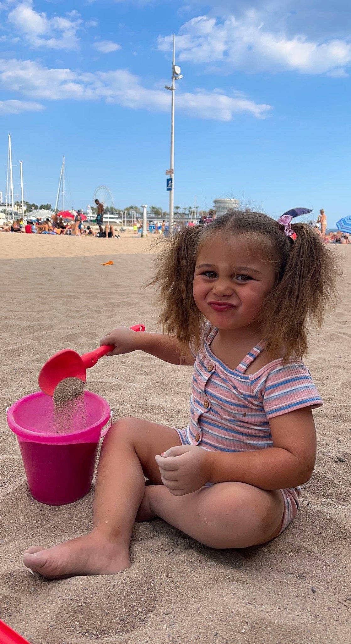 Aylina participe au concours pour gagner de l'argent avec cette photo : beach, body_of_water, clothing, cloud, fun, happy, joy, leisure, natural_environment, people_on_beach, person, photograph, pink, public_space, sand, shore, shorts, sky, smile, summer