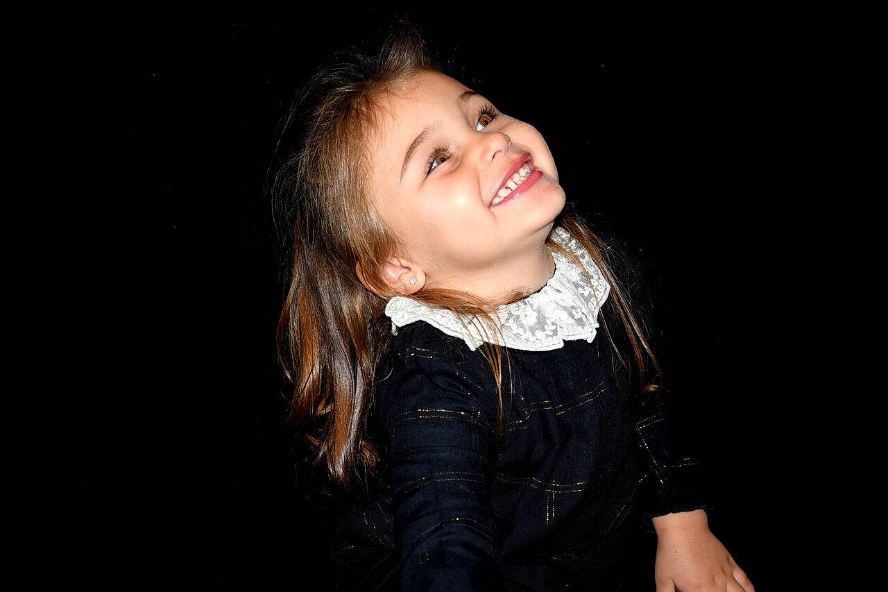 Aylina a rejoint le concours — aidez-le/la à gagner de superbes lots ! chin, darkness, denim, electric_blue, entertainment, event, fashion_design, flash_photography, formal_wear, fun, happy, jewellery, joy, leather_jacket, midnight, night, performing_arts, person, portrait, portrait_photography