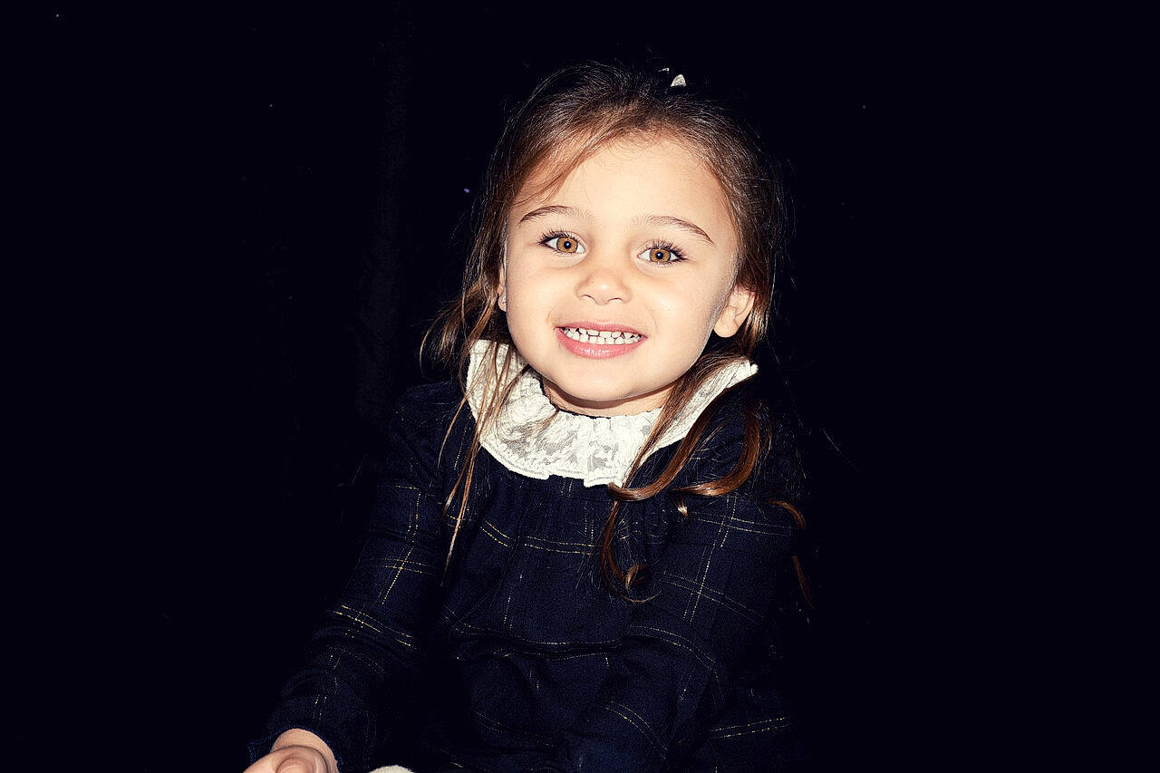 Aylina participe au concours pour gagner de l'argent avec cette photo : cheek, darkness, denim, electric_blue, event, fashion_accessory, flash_photography, fun, happy, iris, jewellery, joy, laugh, lip, monochrome, monochrome_photography, person, sleeve, smile, standing