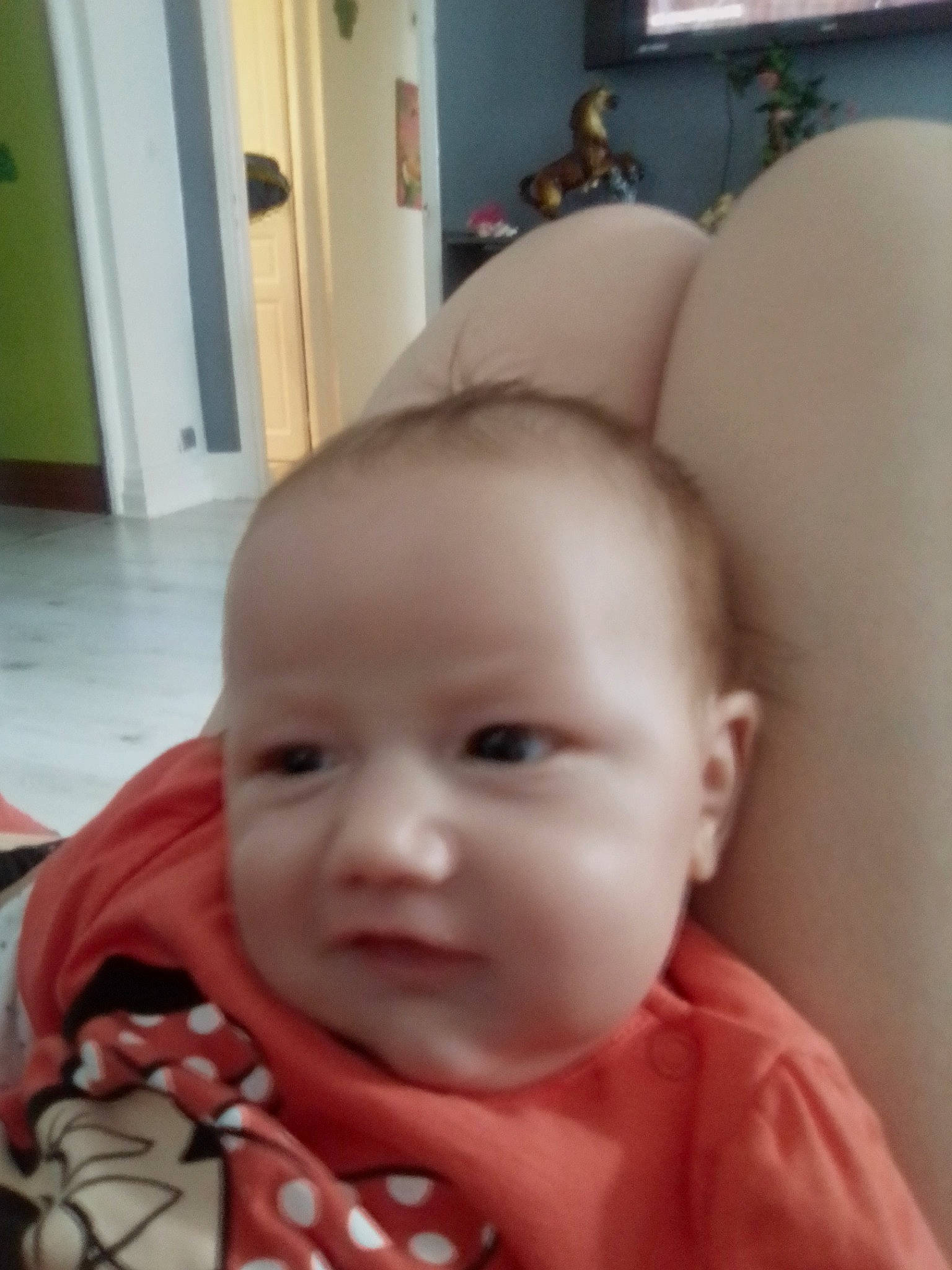 Salomée a rejoint le concours — aidez-le/la à gagner de superbes lots ! baby, cheek, child, chin, ear, electronic_device, eye, eyebrow, face, facial_expression, forehead, head, lip, mouth, nose, person, skin, smile, toddler