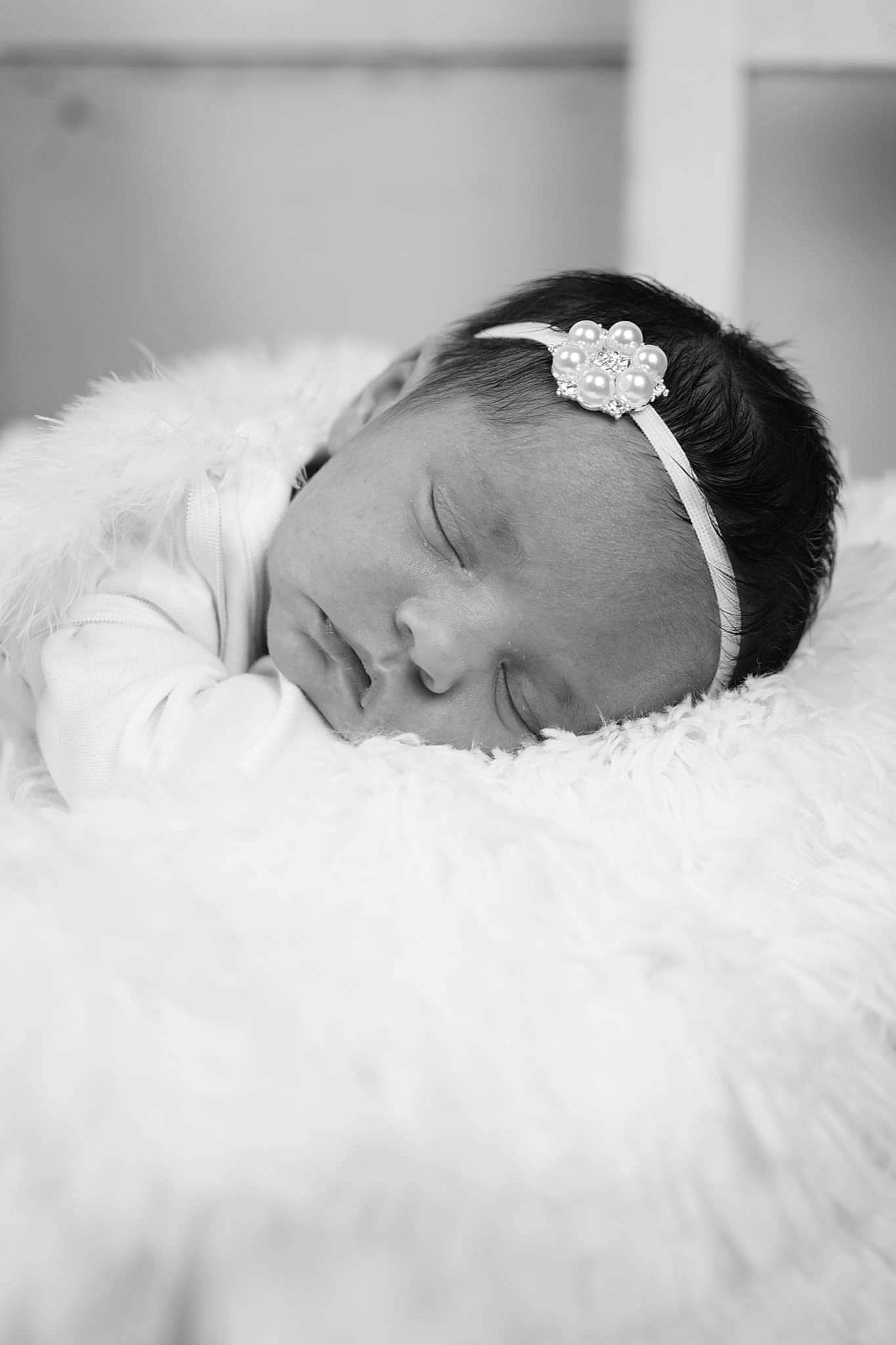 Lyanna a rejoint le concours — aidez-le/la à gagner de superbes lots ! baby, bedtime, cap, chin, comfort, eye, eyebrow, eyelash, fashion_accessory, flash_photography, forehead, fur, happy, headband, headgear, headpiece, human_body, iris, monochrome_photography, person