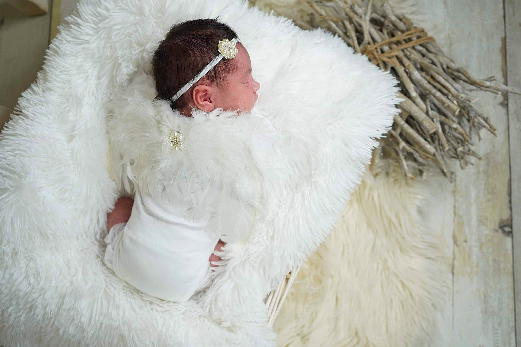 Lyanna a rejoint le concours — aidez-le/la à gagner de superbes lots ! animal_product, cap, comfort, fashion_accessory, fashion_design, fur, fur_clothing, happy, head, headgear, human_body, jacket, natural_material, person, sleeve, sunglasses, winter