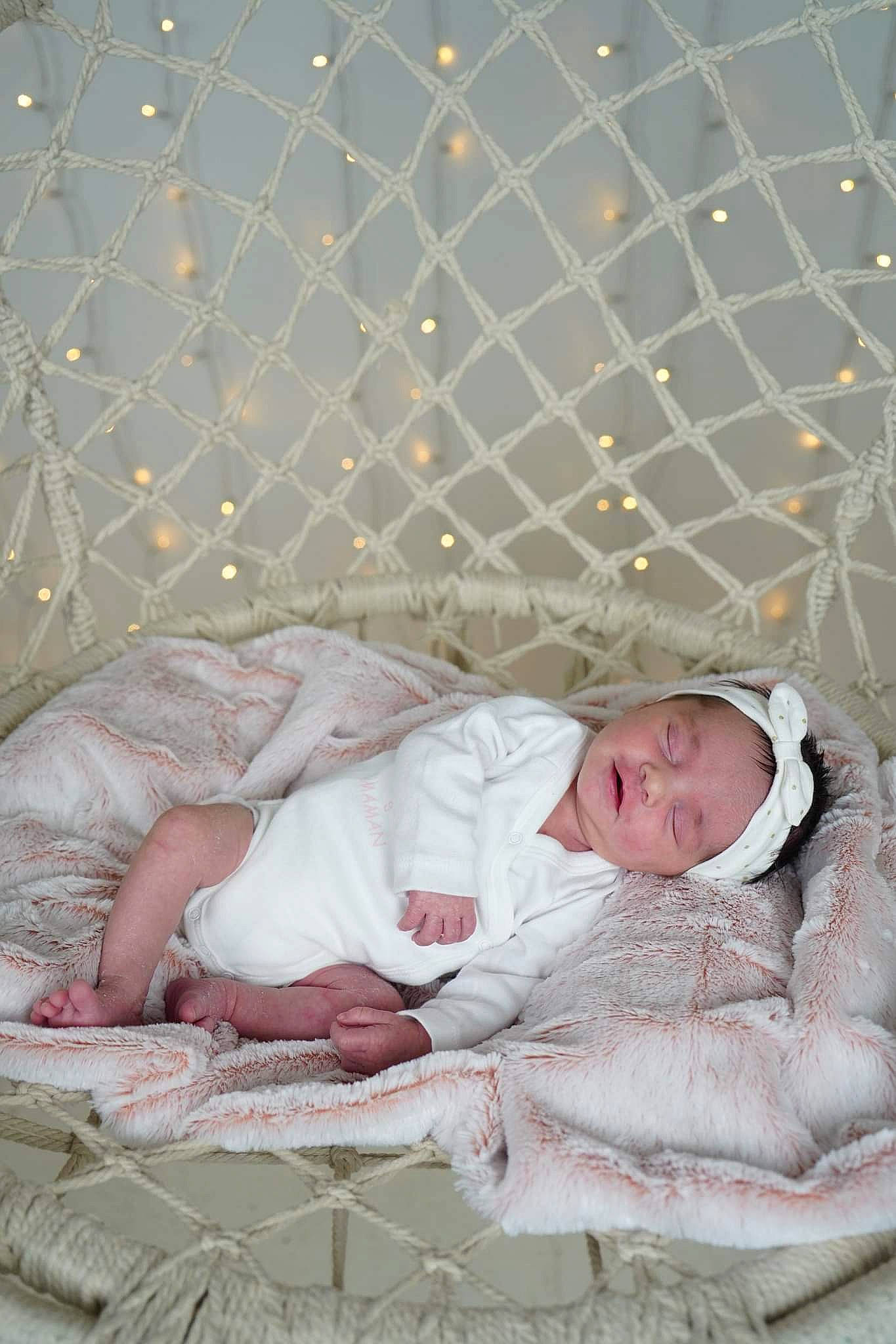 Lyanna a rejoint le concours — aidez-le/la à gagner de superbes lots ! baby, baby_products, baby_safety, baby_sleeping, baby_toddler_clothing, bed, bedding, bedtime, child, comfort, fur, infant_bed, linens, mesh, nap, pattern, person, room, sitting, sleep