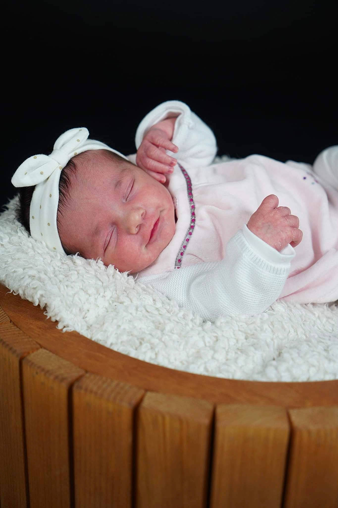 Lyanna a rejoint le concours — aidez-le/la à gagner de superbes lots ! baby, baby_products, baby_sleeping, baby_toddler_clothing, bedtime, cheek, child, comfort, fashion_accessory, fur, linens, nap, organ, peach, person, portrait_photography, skin, sleep, sleeve, toddler