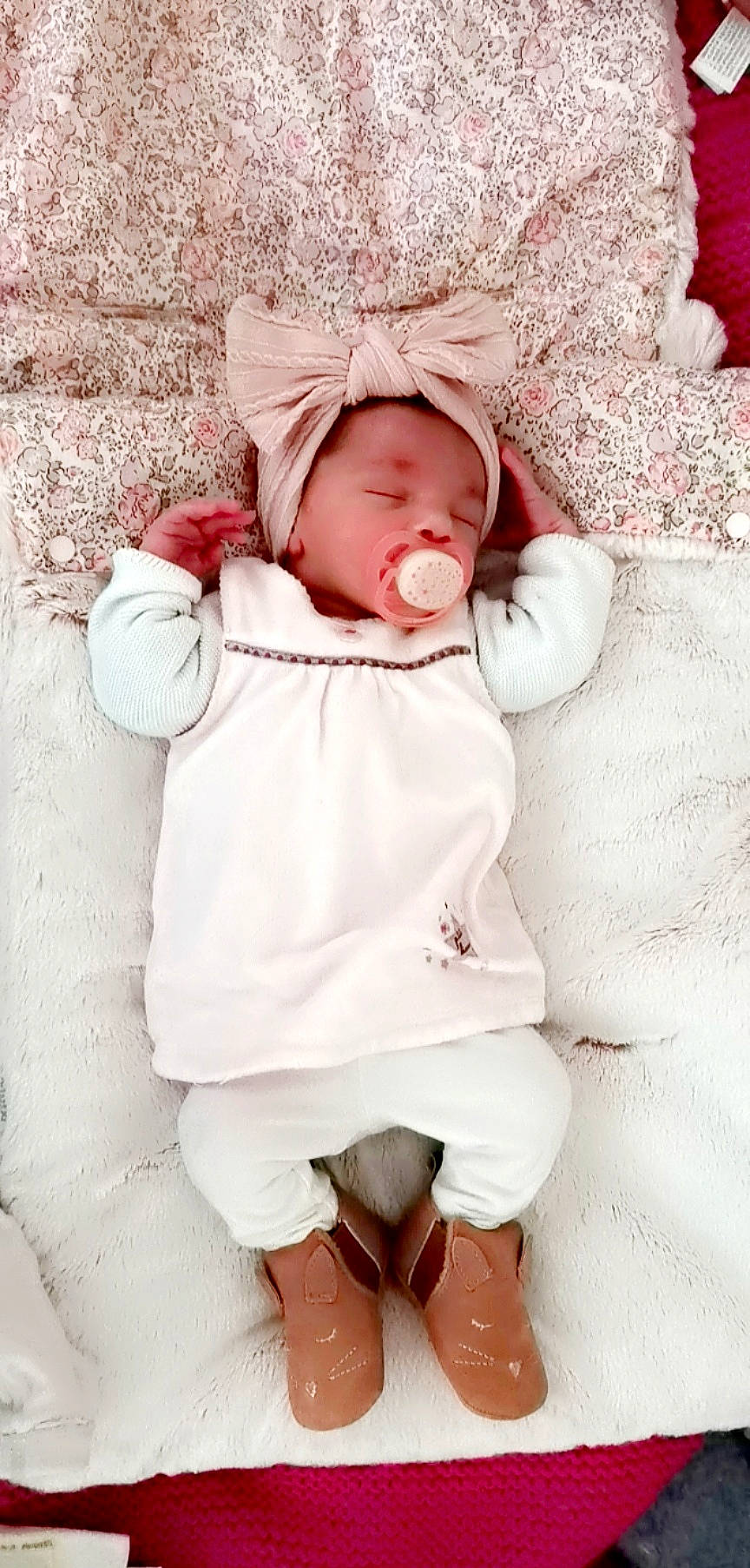 Lyanna a rejoint le concours — aidez-le/la à gagner de superbes lots ! baby, baby_sleeping, baby_toddler_clothing, cheek, child, comfort, eye, face, fur, headwear, human_leg, lip, pattern, person, pink, sitting, skin, sleeve, textile, thigh
