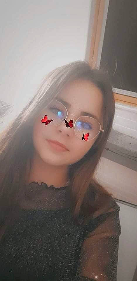 Eva participe au concours pour gagner de l'argent avec cette photo : bangs, black_hair, blond, electric_blue, eye_glass_accessory, eyelash, eyewear, fashion_design, flash_photography, fun, happy, iris, jaw, layered_hair, lip, lipstick, nose, person, selfie, smile