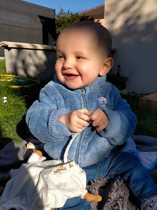 Néo a rejoint le concours — aidez-le/la à gagner de superbes lots ! baby, baby_toddler_clothing, child, denim, facial_expression, flash_photography, fun, grass, hairstyle, happy, jeans, joy, lap, people_in_nature, person, plant, sitting, skin, sleeve, smile