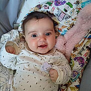 Alba participe au concours pour gagner de l'argent avec cette photo : baby, infant, smile, face, eyes, blanket, cartoon_characters, clothing, soft_toy, fabric, cute, child, portrait, indoors, comfort, happy, young, person, sitting, cozy