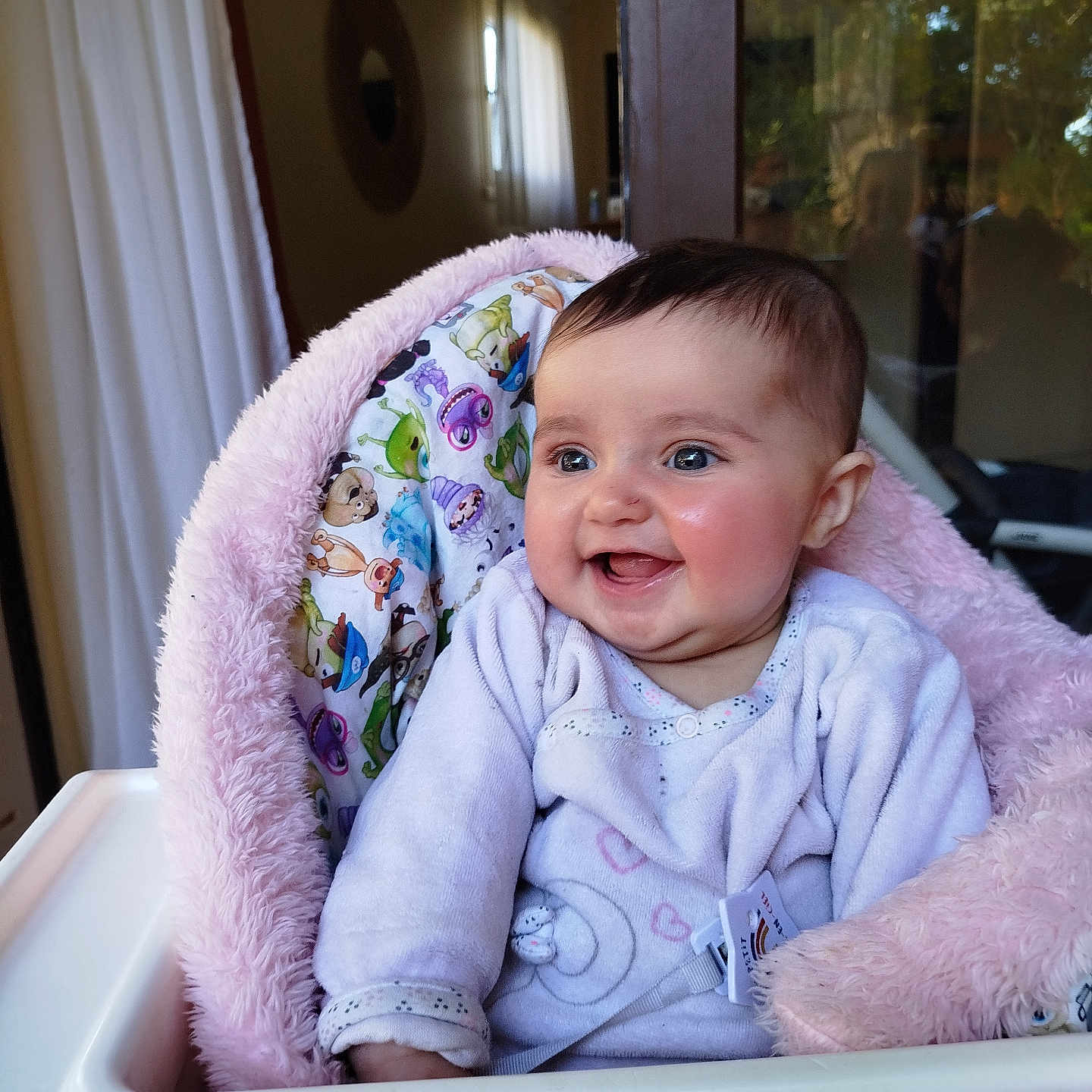 Alba participe au concours pour gagner de l'argent avec cette photo : baby, smiling, high_chair, indoor, cozy, pastel_clothing, child, infant, happy, cushion, face, person, home_interior, curtains, window, reflection, natural_light, pink_blanket, cute, portrait