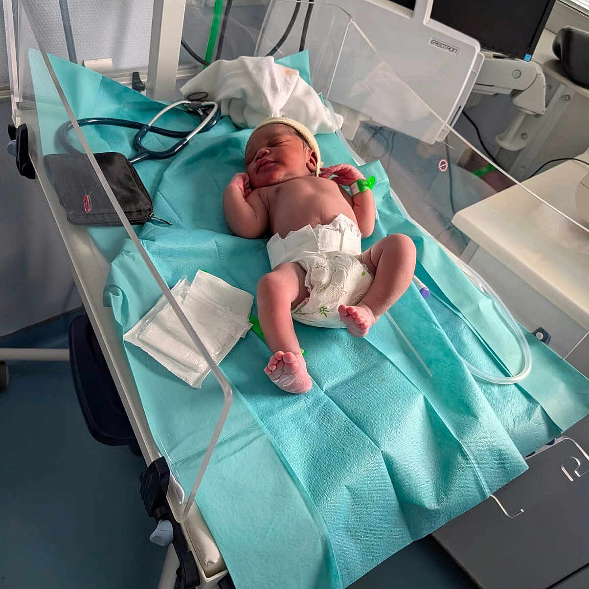 Lou participe au concours pour gagner de l'argent avec cette photo : architecture, baby, blanket, building, childbirth, clinic, clothing, diaper, doctor, hosiery, hospital, infantbed, newborn, operatingtheatre, person, sock