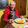 Haka a rejoint le concours — aidez-le/la à gagner de superbes lots ! bread, cat, cozy, dining_table, food, grey_cat, home, indoor, man, meal, pasta, plate, red_jacket, sitting, smiling, vegetables, wine_glass, wooden_cabinet, wooden_table, yellow_wall
