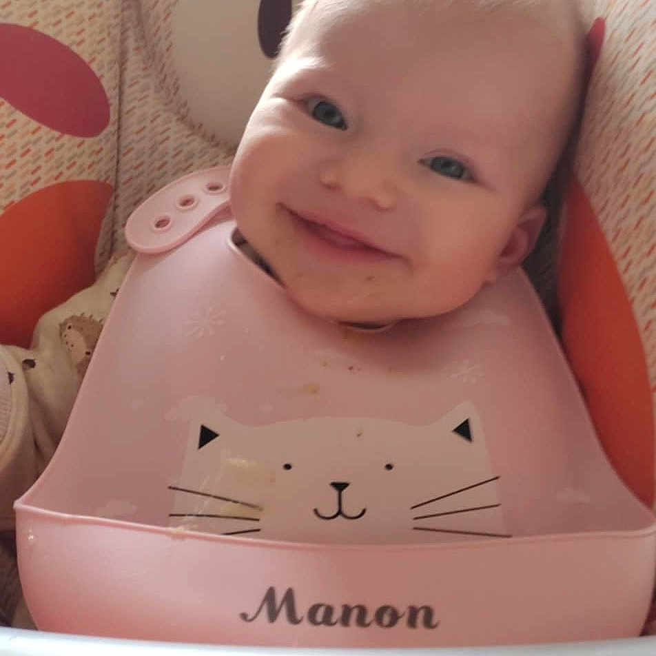 Manon participe au concours pour gagner de l'argent avec cette photo : baby, clothing, crib, cushion, face, furniture, happy, head, homedecor, infantbed, newborn, person, photography, pingpong, pingpongpaddle, portrait, racket, smile, sport, t_shirt