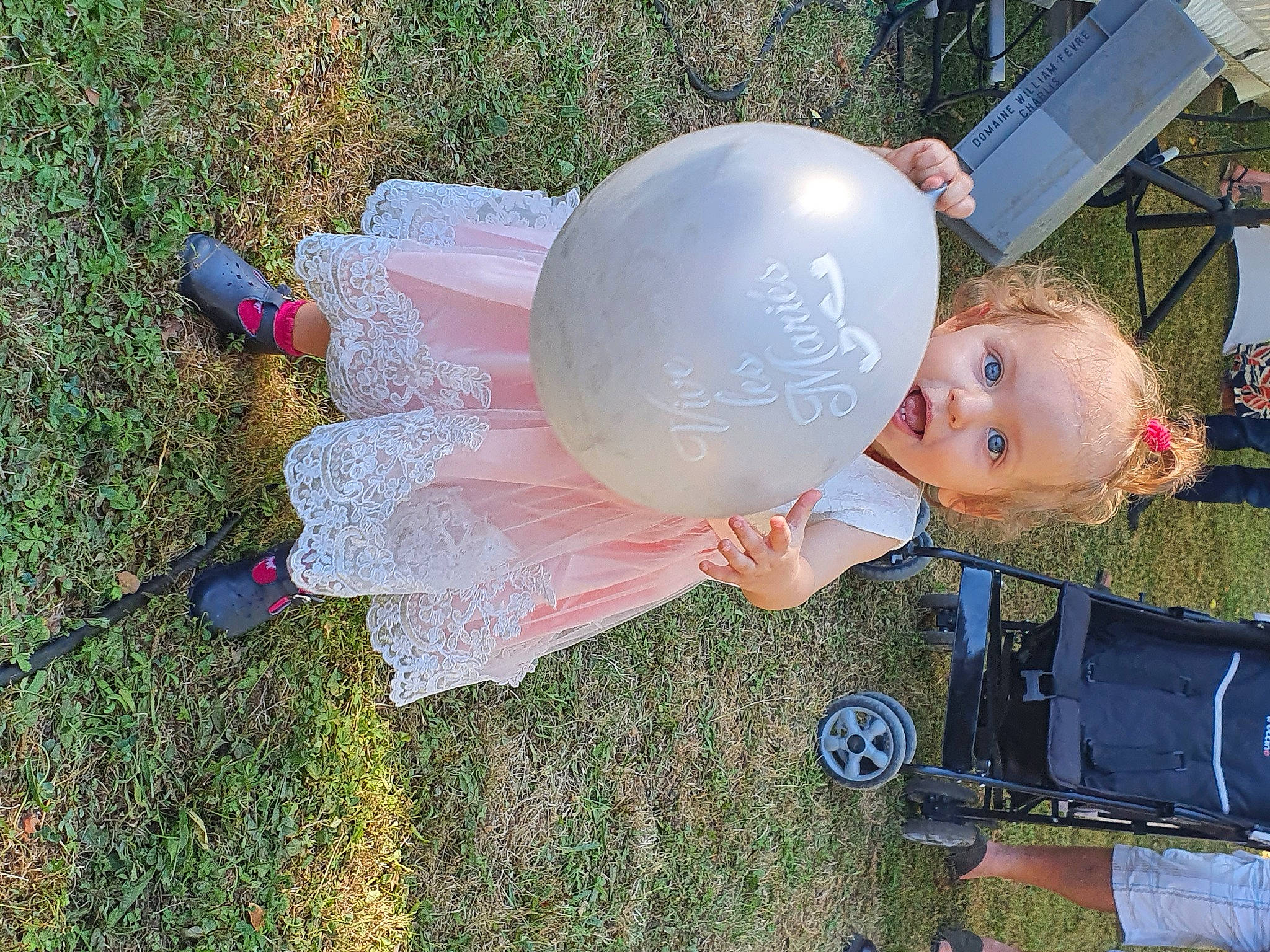 Valentine a rejoint le concours — aidez-le/la à gagner de superbes lots ! baby, backpack, balloon, child, fun, grass, happy, leisure, luggage_and_bags, party_supply, people_in_nature, person, recreation, surprise, tire, toddler, wheel