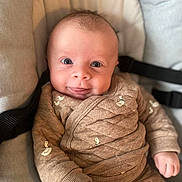 Léo participe au concours pour gagner de l'argent avec cette photo : baby, infant, child, smile, tongue_out, onesie, brown_clothing, duck_pattern, car_seat, strap, face, eyes, hand, cheeks, portrait, closeup, cushion, blanket, indoor, cozy