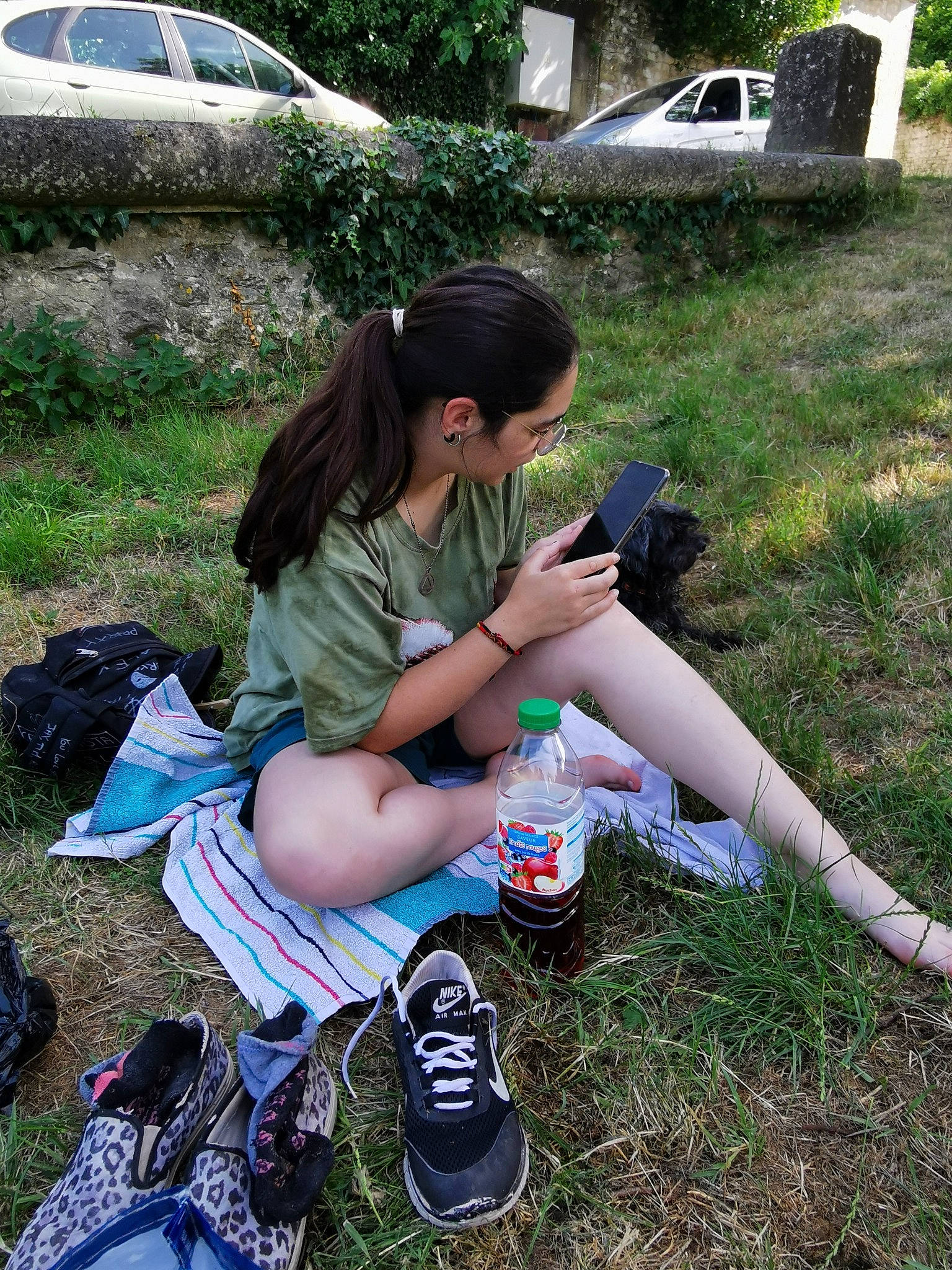 Madison a rejoint le concours — aidez-le/la à gagner de superbes lots ! bag, footwear, fun, grass, human_body, human_leg, knee, leg, leisure, luggage_and_bags, person, plant, recreation, shoe, shorts, snapshot, sneakers, summer, thigh, walking_shoe