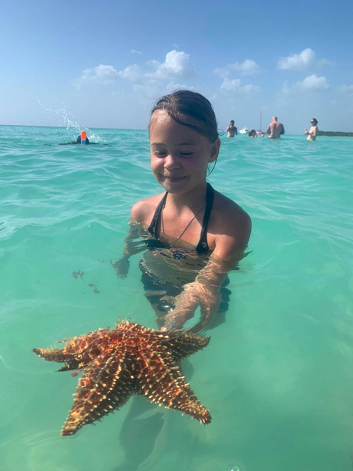 Leane a rejoint le concours — aidez-le/la à gagner de superbes lots ! aqua, azure, bathing, beach, blue, cloud, fish, fun, happy, joy, leisure, marine_invertebrates, person, recreation, sky, smile, starfish, summer, swimwear, tropics