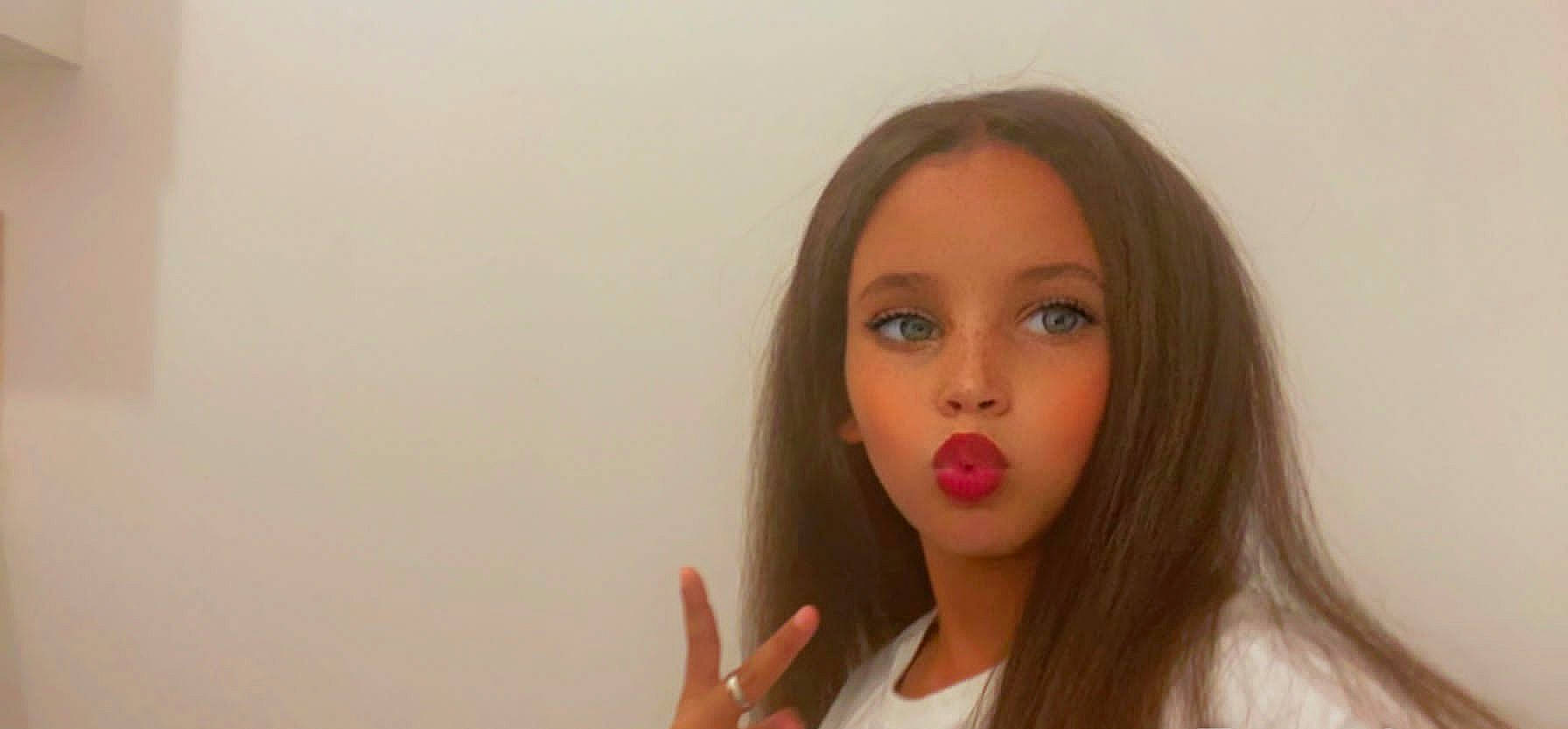 Lyna participe au concours pour gagner de l'argent avec cette photo : black_hair, brown_hair, cheek, eyelash, finger, flash_photography, gesture, happy, iris, jaw, jewellery, layered_hair, lip, lipstick, long_hair, nail, neck, nose, person, step_cutting