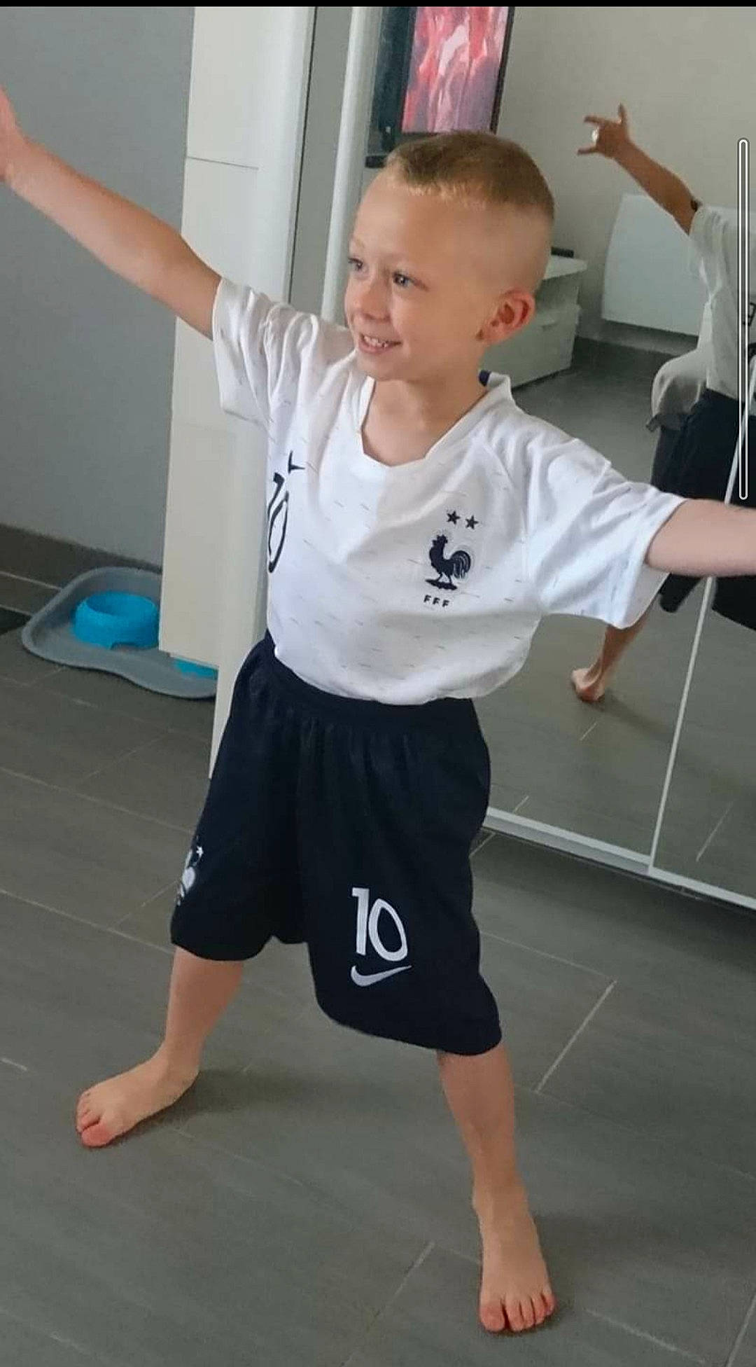 Evan participe au concours pour gagner de l'argent avec cette photo : ankle, arm, child, elbow, hand, hip, human_body, joint, knee, leg, person, shoulder