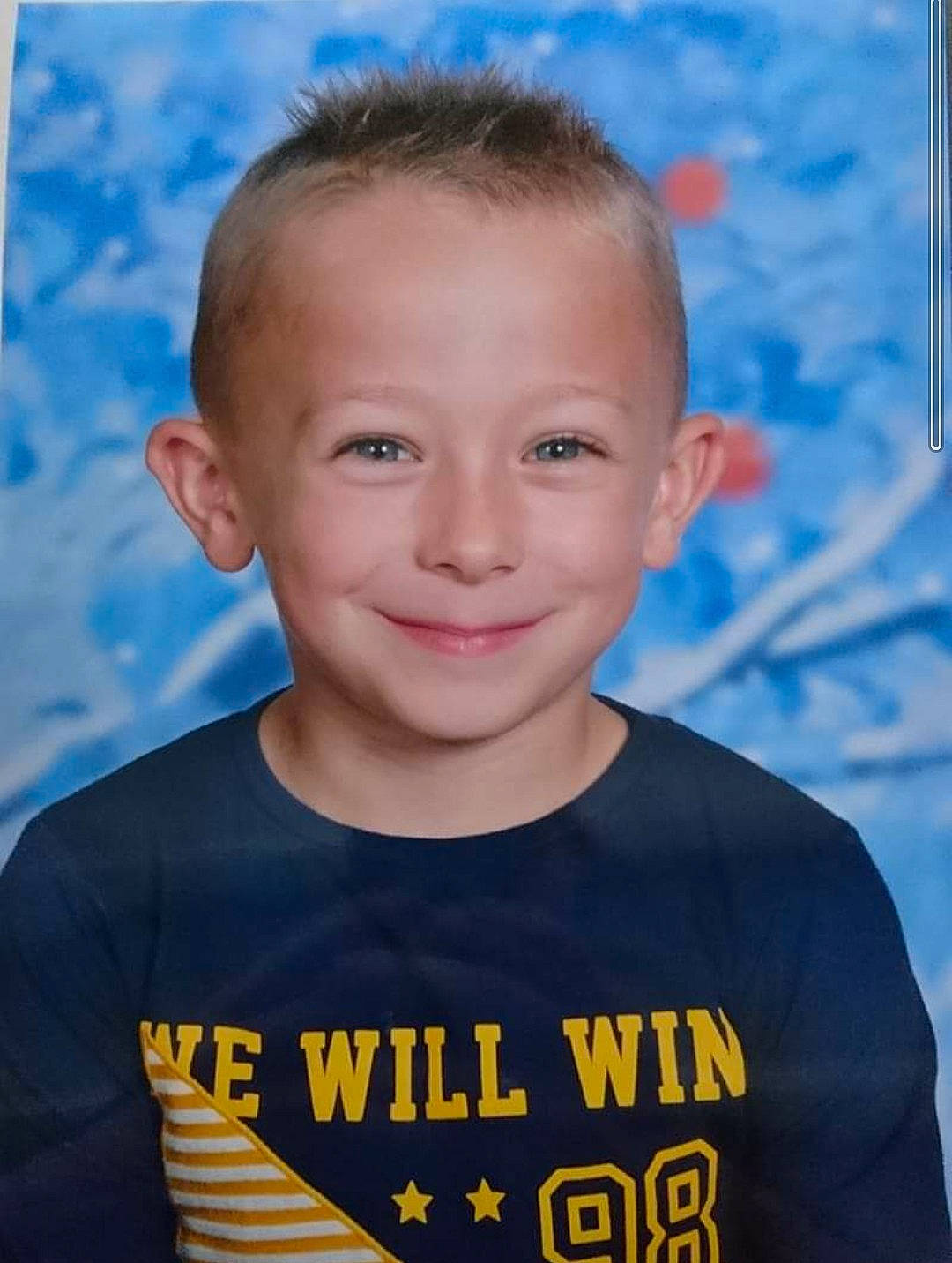 Evan participe au concours pour gagner de l'argent avec cette photo : blue, buzz_cut, cheek, child, chin, crew_cut, ear, face, facial_expression, forehead, hair, hairstyle, head, joy, neck, person, sky, smile, t_shirt, toddler