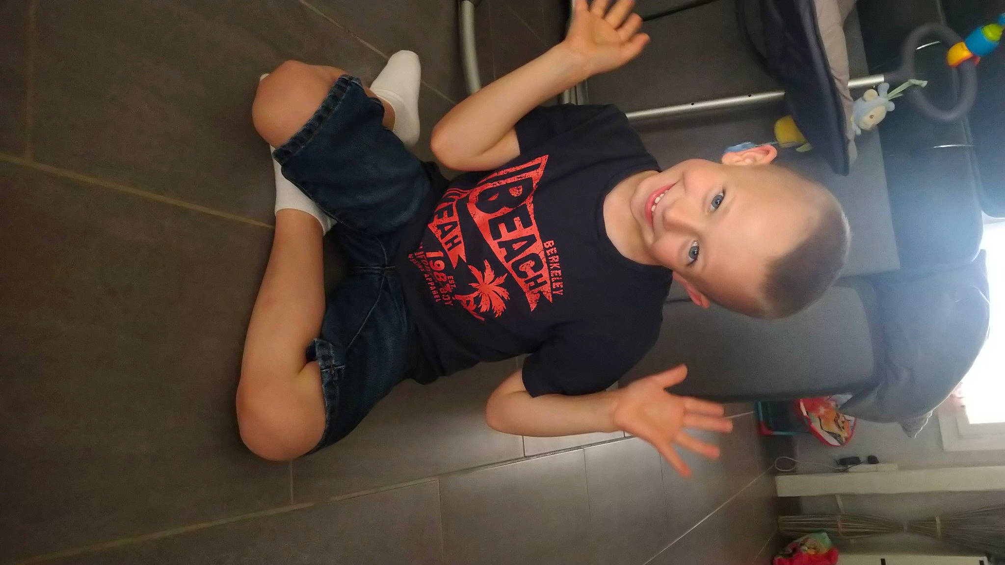 Evan participe au concours pour gagner de l'argent avec cette photo : abdomen, arm, child, elbow, hip, human_body, joint, joy, knee, leg, muscle, neck, person, physical_fitness, shoulder, thigh, trunk