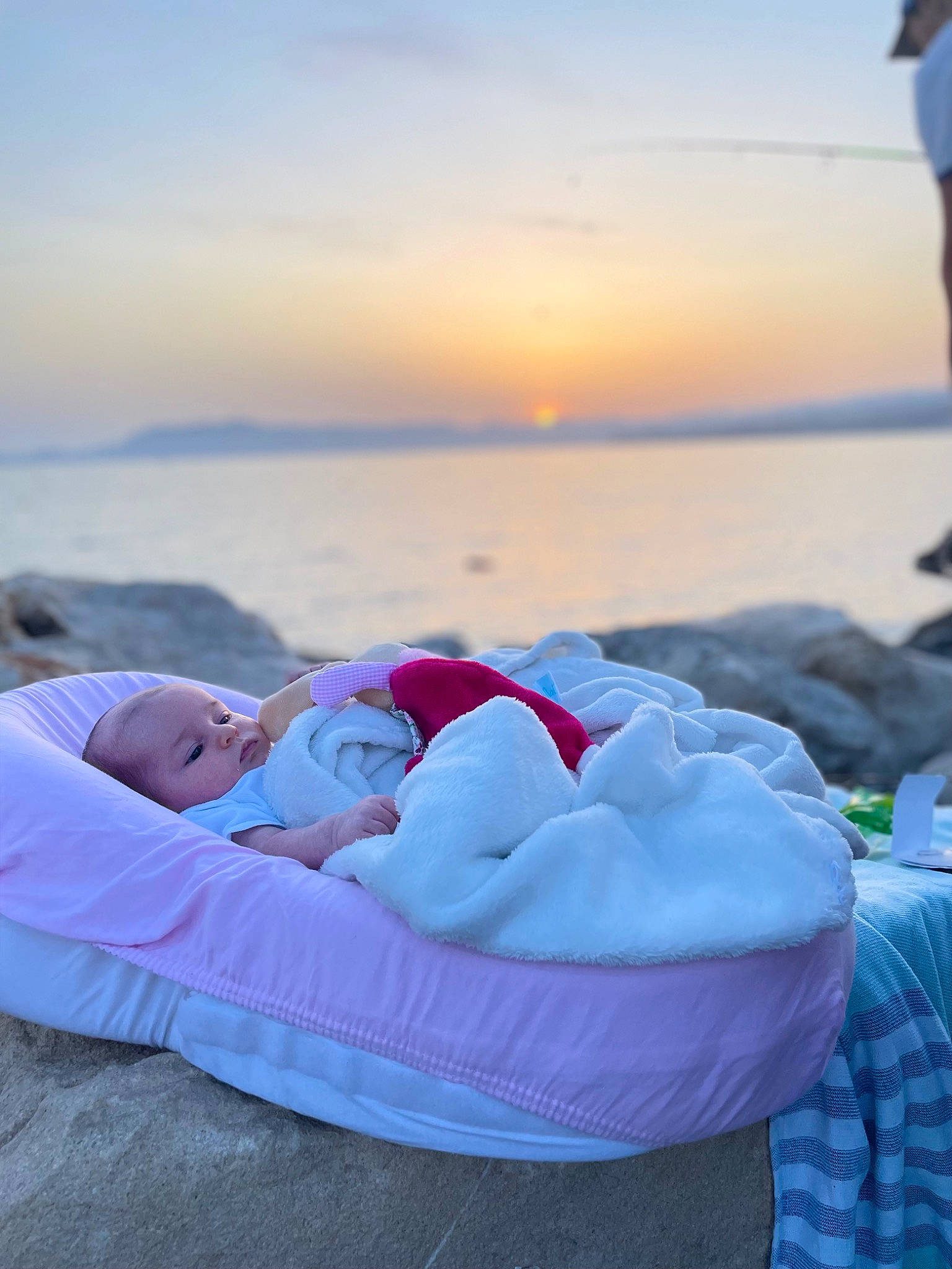 Lya participe au concours pour gagner de l'argent avec cette photo : body_of_water, cloud, coast, comfort, dusk, fun, happy, horizon, landscape, leisure, morning, people_in_nature, person, recreation, shore, sitting, sky, sunlight, travel, water