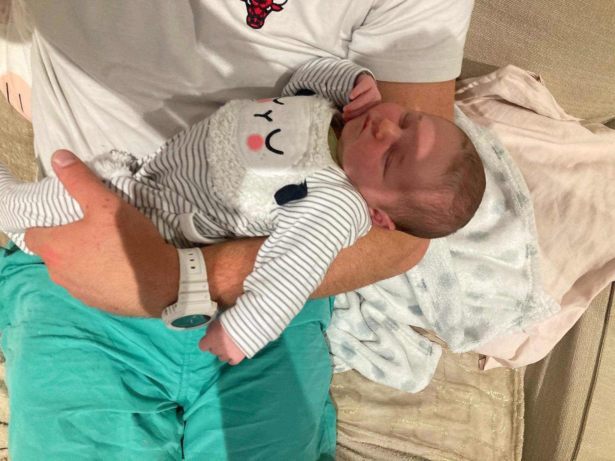 Lya a rejoint le concours — aidez-le/la à gagner de superbes lots ! abdomen, baby, baby_products, child, comfort, elbow, gesture, hat, hospital, human_body, joint, linens, mouth, nap, patient, person, sleeve, t_shirt, textile, toddler