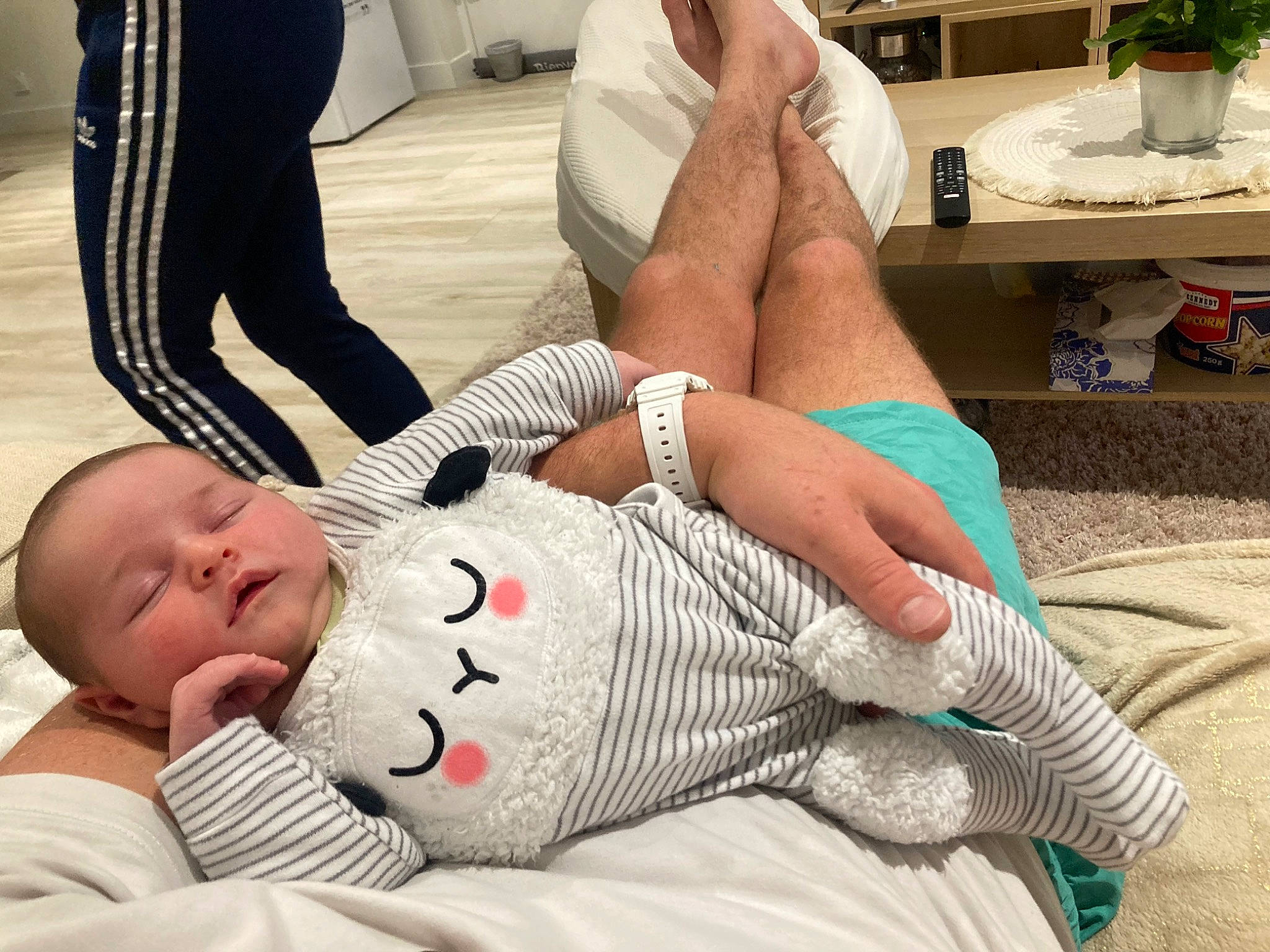 Lya a rejoint le concours — aidez-le/la à gagner de superbes lots ! abdomen, baby, chest, comfort, elbow, finger, flowerpot, hand, health_care, houseplant, human_body, human_leg, joint, knee, lap, leg, muscle, person, plant, thigh