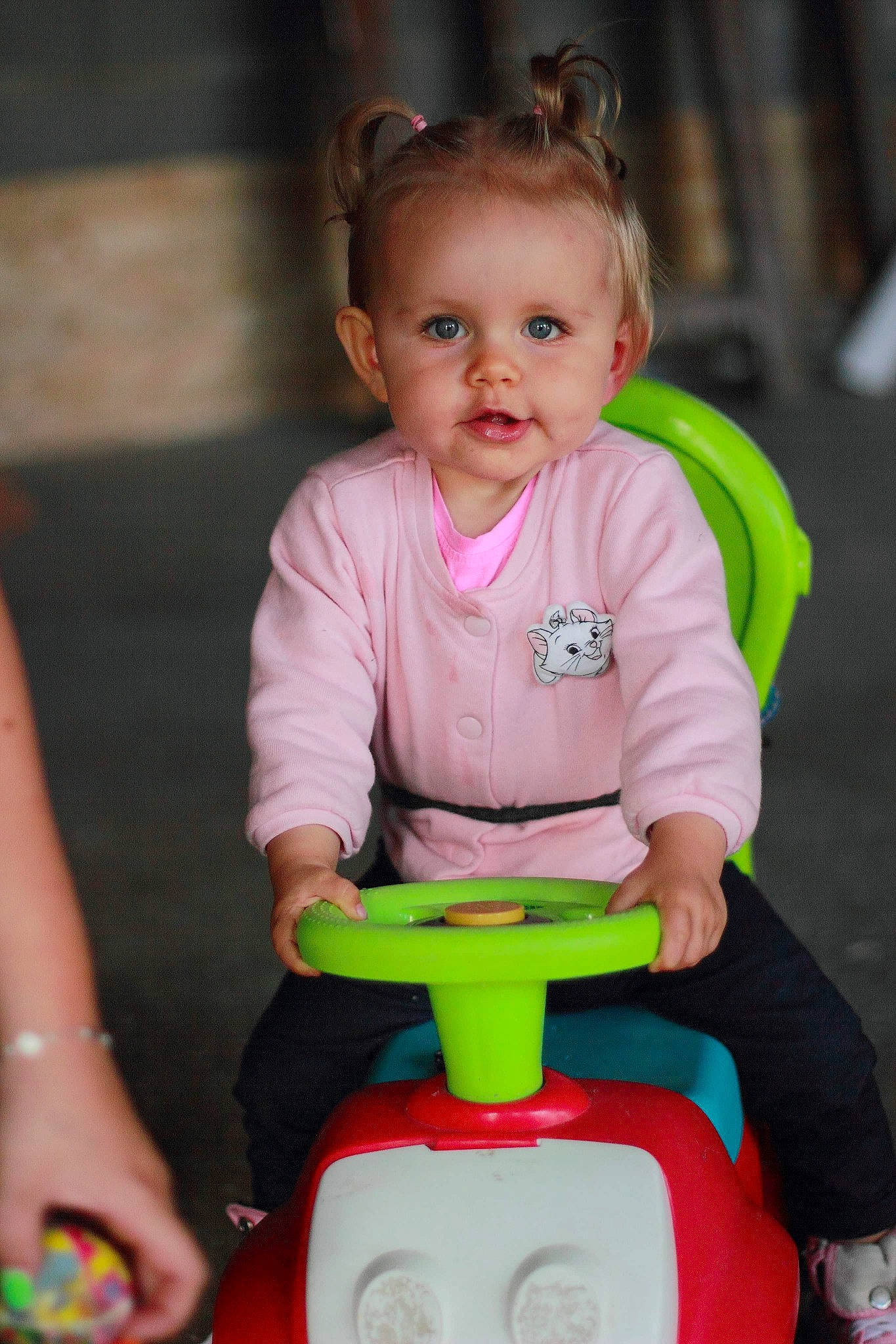 Ambre participe au concours pour gagner de l'argent avec cette photo : baby, baby_playing_with_toys, baby_toys, child, fun, green, person, play, product, sitting, skin, smile, toddler, vehicle