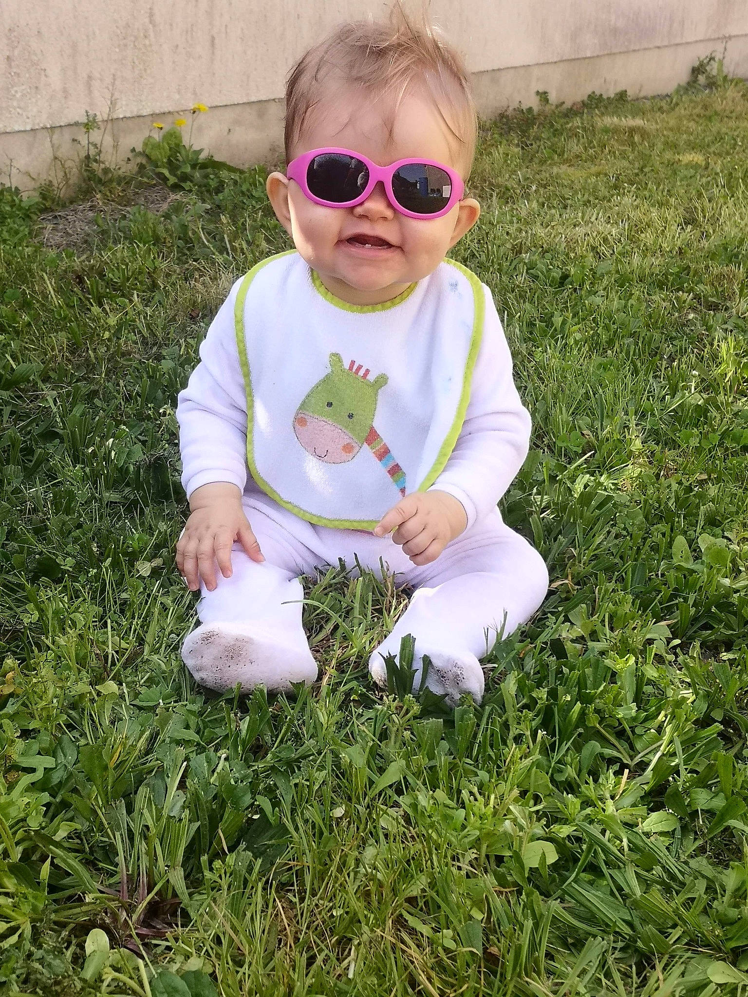 Ambre a rejoint le concours — aidez-le/la à gagner de superbes lots ! baby, botany, child, cool, eyewear, flower, fun, glasses, grass, grass_family, happy, lawn, leaf, meadow, person, plant, play, smile, spring, sunglasses