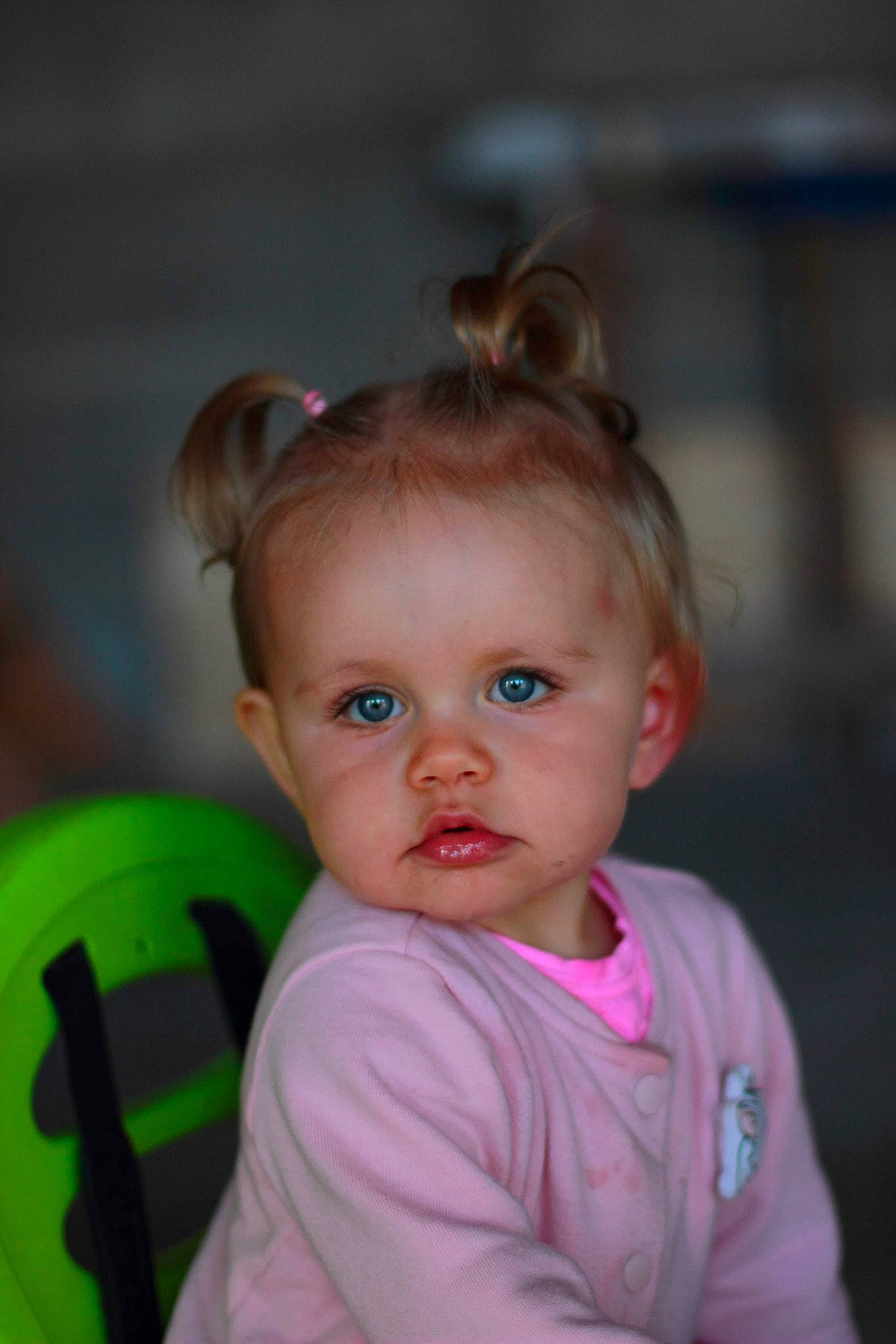 Ambre a rejoint le concours — aidez-le/la à gagner de superbes lots ! baby, cheek, child, chin, eye, face, forehead, hair, hairstyle, head, iris, lip, nose, organ, people, person, pink, skin, smile, standing