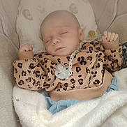 Mila a rejoint le concours — aidez-le/la à gagner de superbes lots ! baby, blanket, child, clothing, comfort, cozy, cute, cute_outfit, face, hands, indoors, infant, leopard_print, pacifier, peaceful, pillow, resting, sleeping, soft, toddler