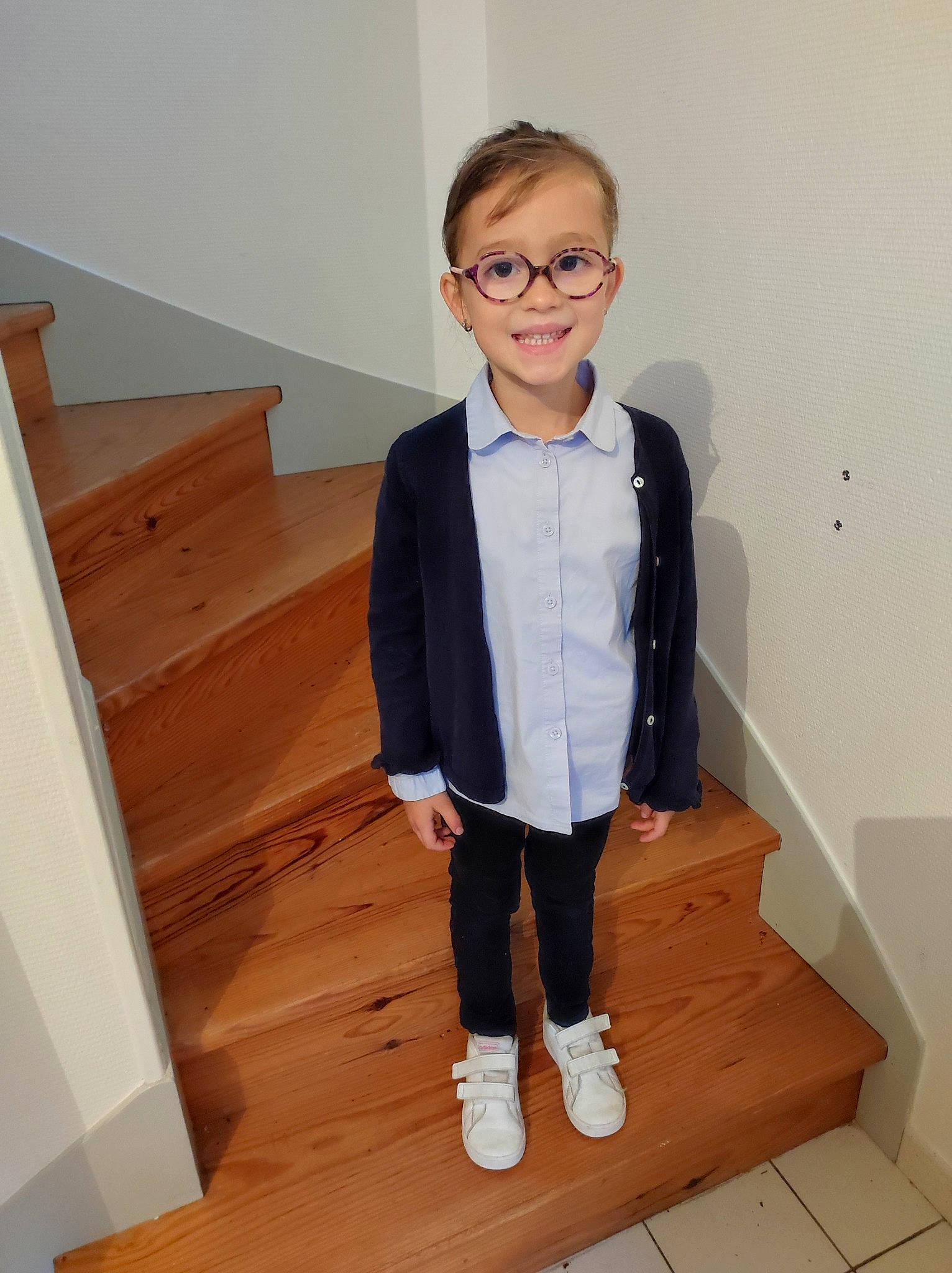 Romane participe au concours pour gagner de l'argent avec cette photo : blazer, collar, denim, dress_shirt, electric_blue, eyewear, flooring, formal_wear, glasses, hardwood, joy, knee, person, shoe, sleeve, smile, thigh, toddler, varnish, waist