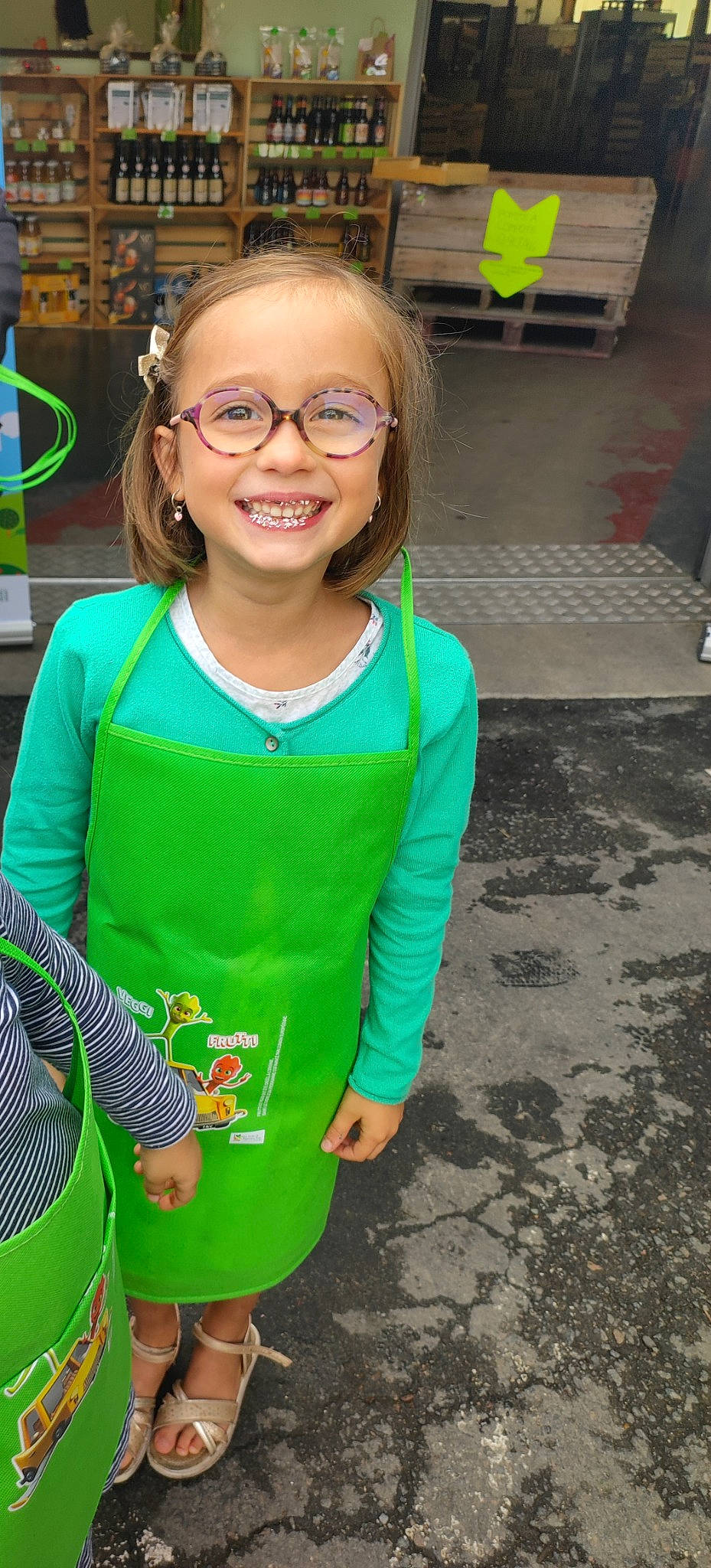 Romane a rejoint le concours — aidez-le/la à gagner de superbes lots ! child, electric_blue, event, eyewear, fashion_accessory, fun, glasses, glove, grass, hair, happy, head, holiday, joy, leisure, person, personal_protective_equipment, recreation, sleeve, smile