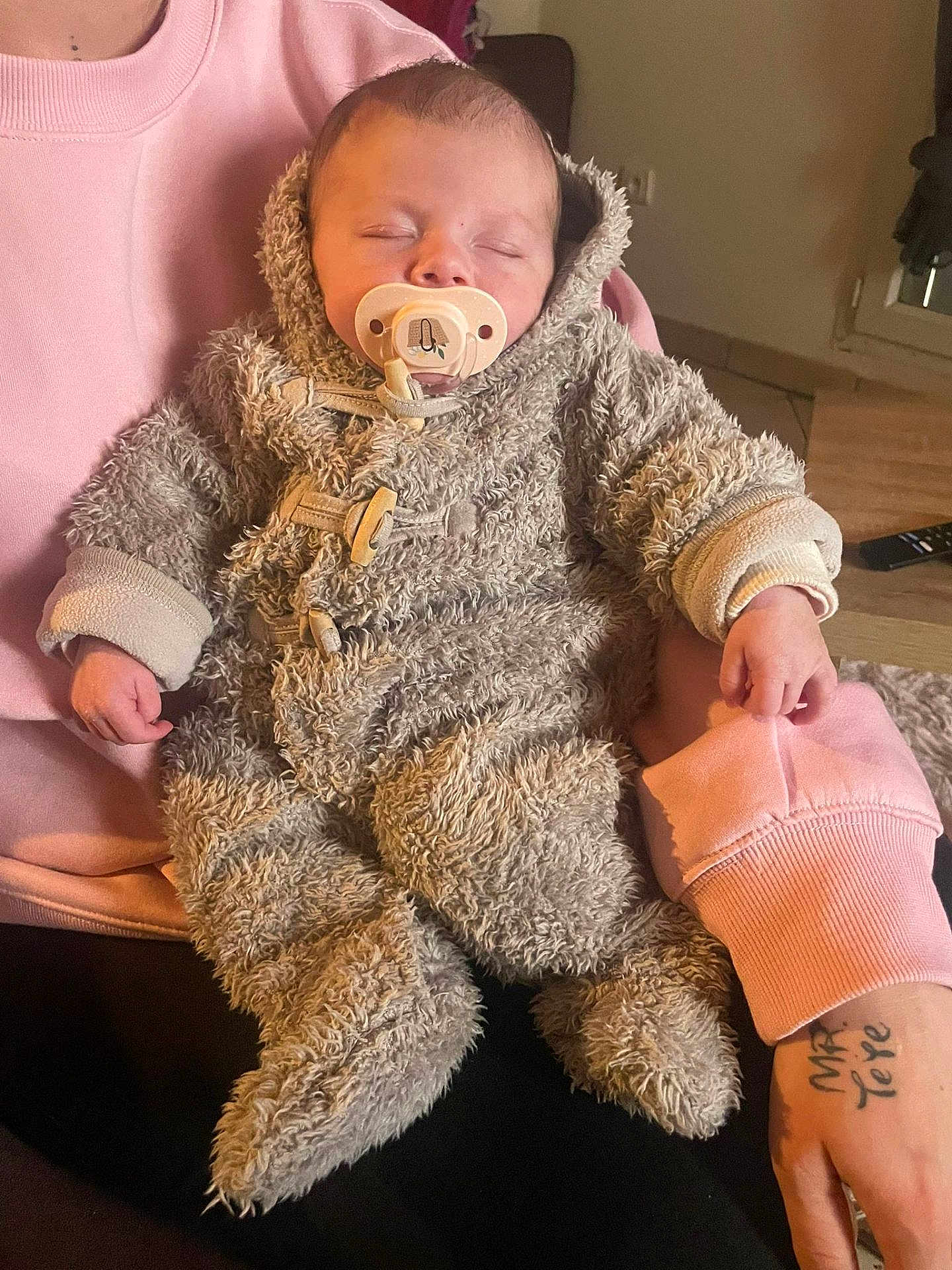 Dalia a rejoint le concours — aidez-le/la à gagner de superbes lots ! baby, child, comfort, cozy, cute, fluffy_clothing, hand, human, indoor, infant, onesie, pacifier, person, pink_sweatshirt, relaxation, resting, sleeping, soft_texture, toddler, warm