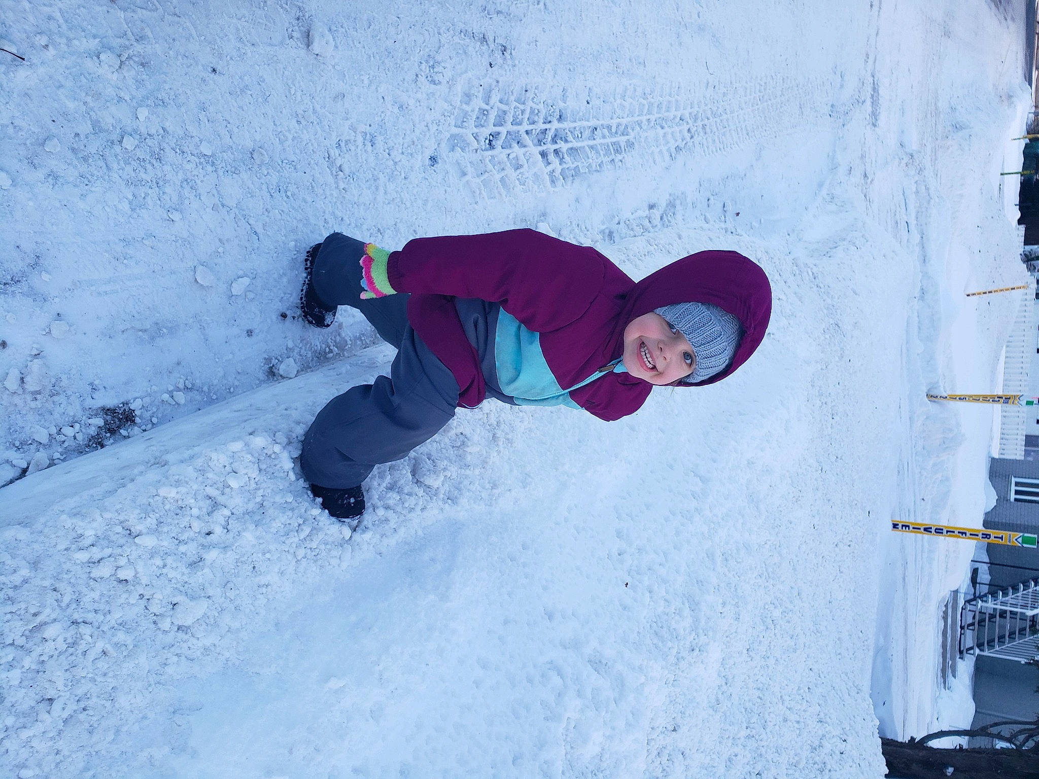 Krystal participe au concours pour gagner de l'argent avec cette photo : adventure, electric_blue, extreme_sport, freezing, fun, geological_phenomenon, glacial_landform, headgear, headwear, helmet, ice_cap, jacket, joy, leisure, person, recreation, slope, snow, snowboard, sports