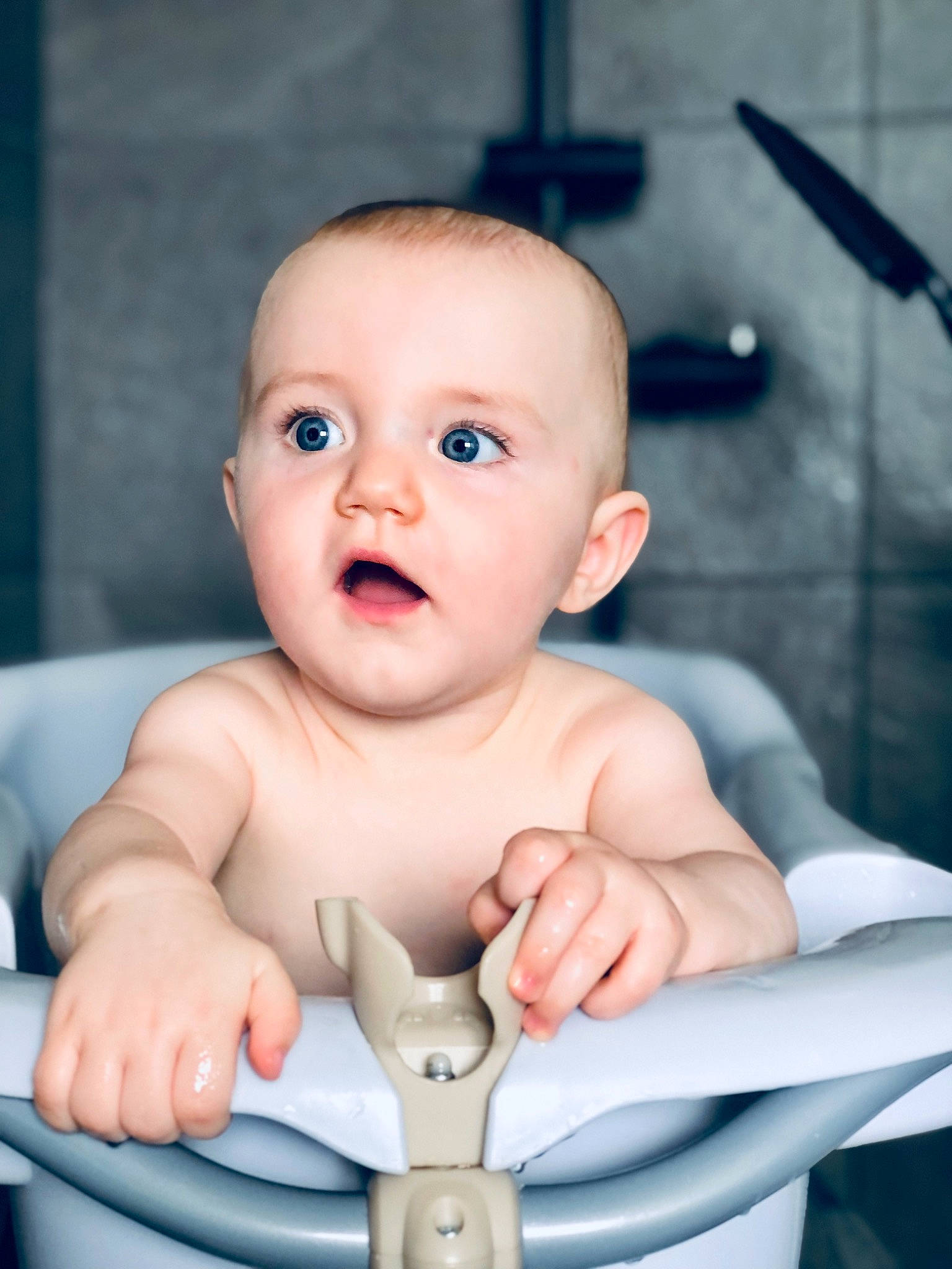 Stann participe au concours pour gagner de l'argent avec cette photo : arm, baby, baby_toddler_clothing, cheek, child, facial_expression, finger, gesture, hand, happy, head, human, joint, mouth, nail, nose, person, product, skin, surprise