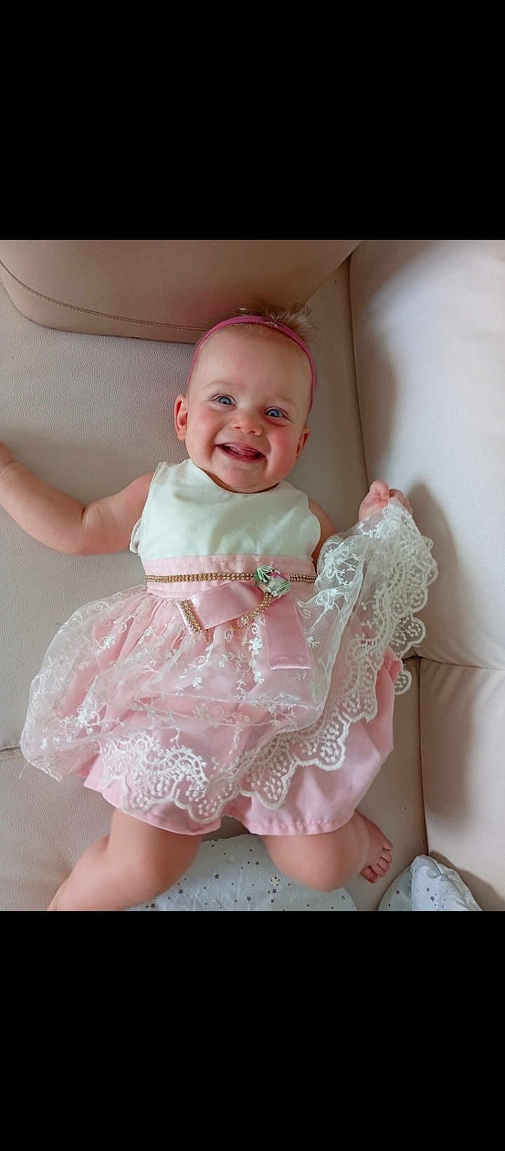 Naomie a rejoint le concours — aidez-le/la à gagner de superbes lots ! baby, child, smiling, dress, pink, headband, lace, couch, happy, infant, cute, portrait, indoor, person, toddler, clothing, fabric, seat, skin, face