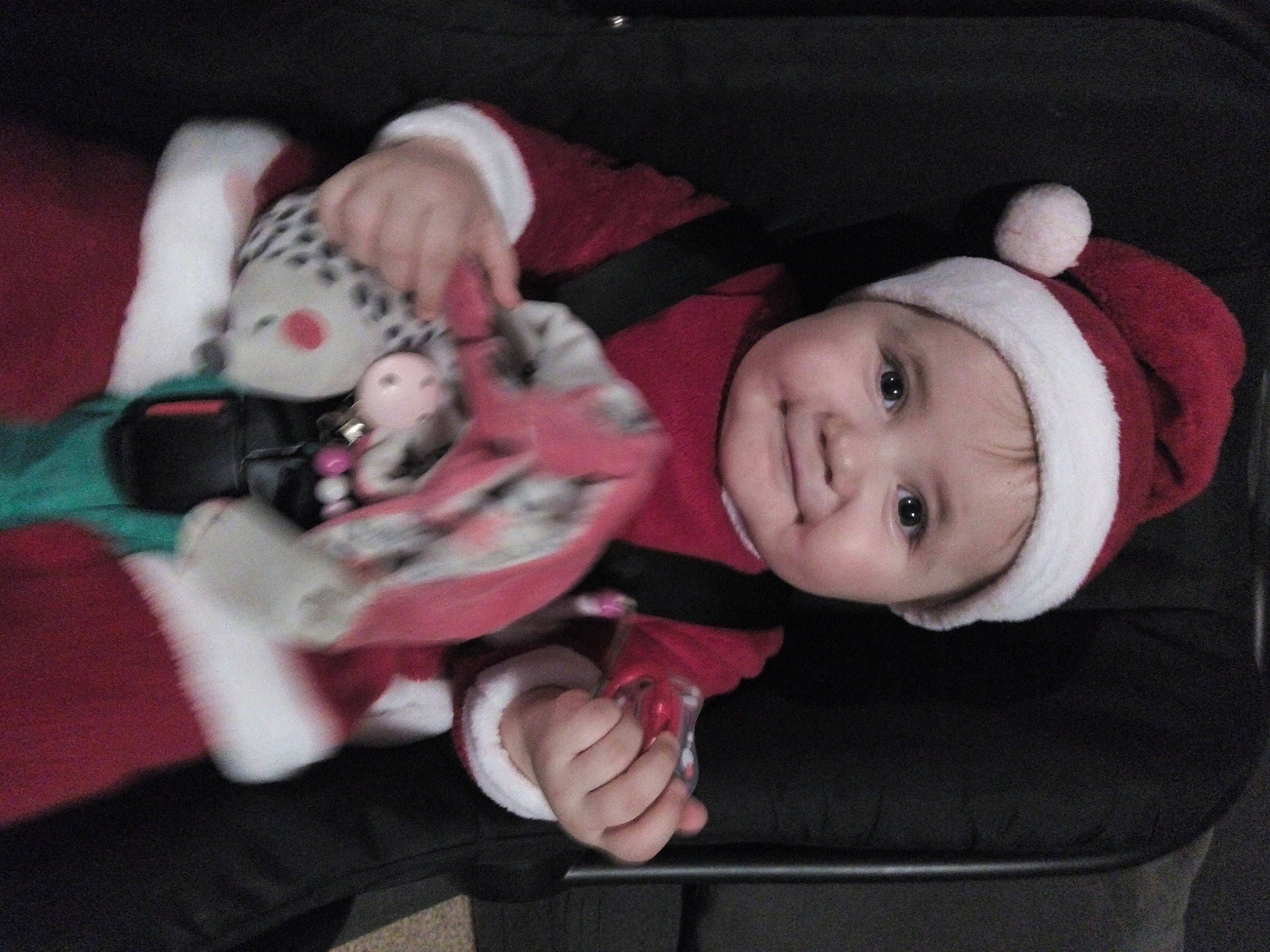 Eléna participe au concours pour gagner de l'argent avec cette photo : baby, baby_laughing, baby_products, baby_toddler_clothing, baby_toys, carmine, cheek, child, christmas, comfort, finger, headwear, human, joy, lap, laugh, person, plush, stuffed_toy, toddler