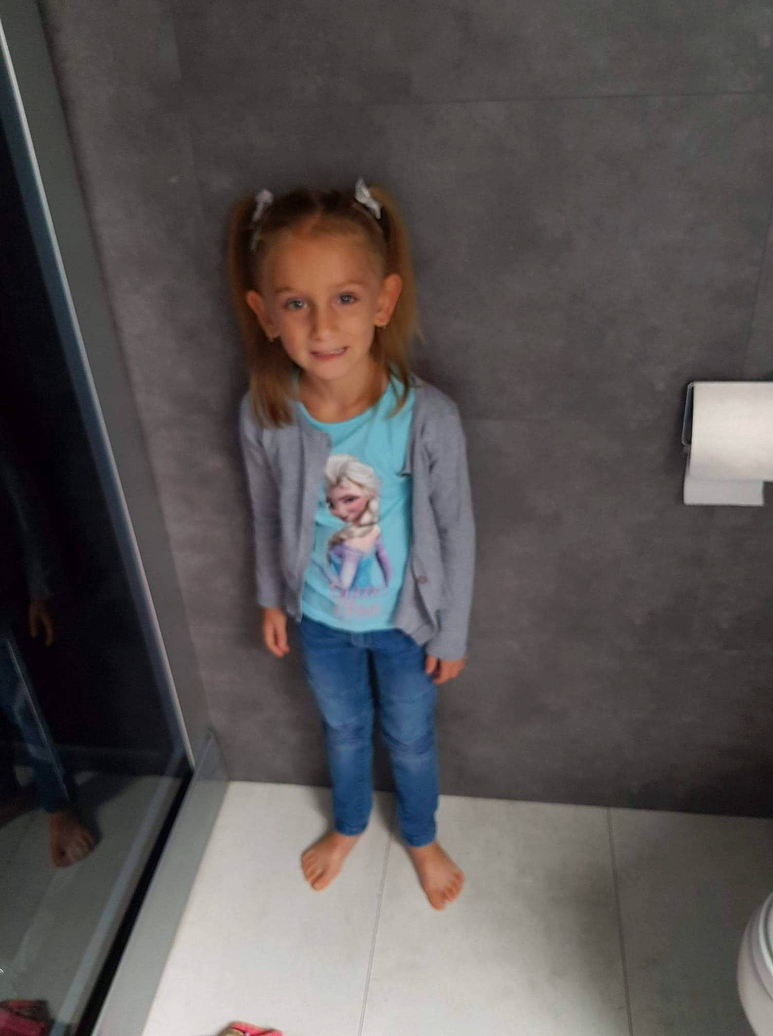 Klelya participe au concours pour gagner de l'argent avec cette photo : baby, cheek, child, electronic_device, fun, jeans, joy, person, play, shoe, skin, standing, technology, toddler, vacation