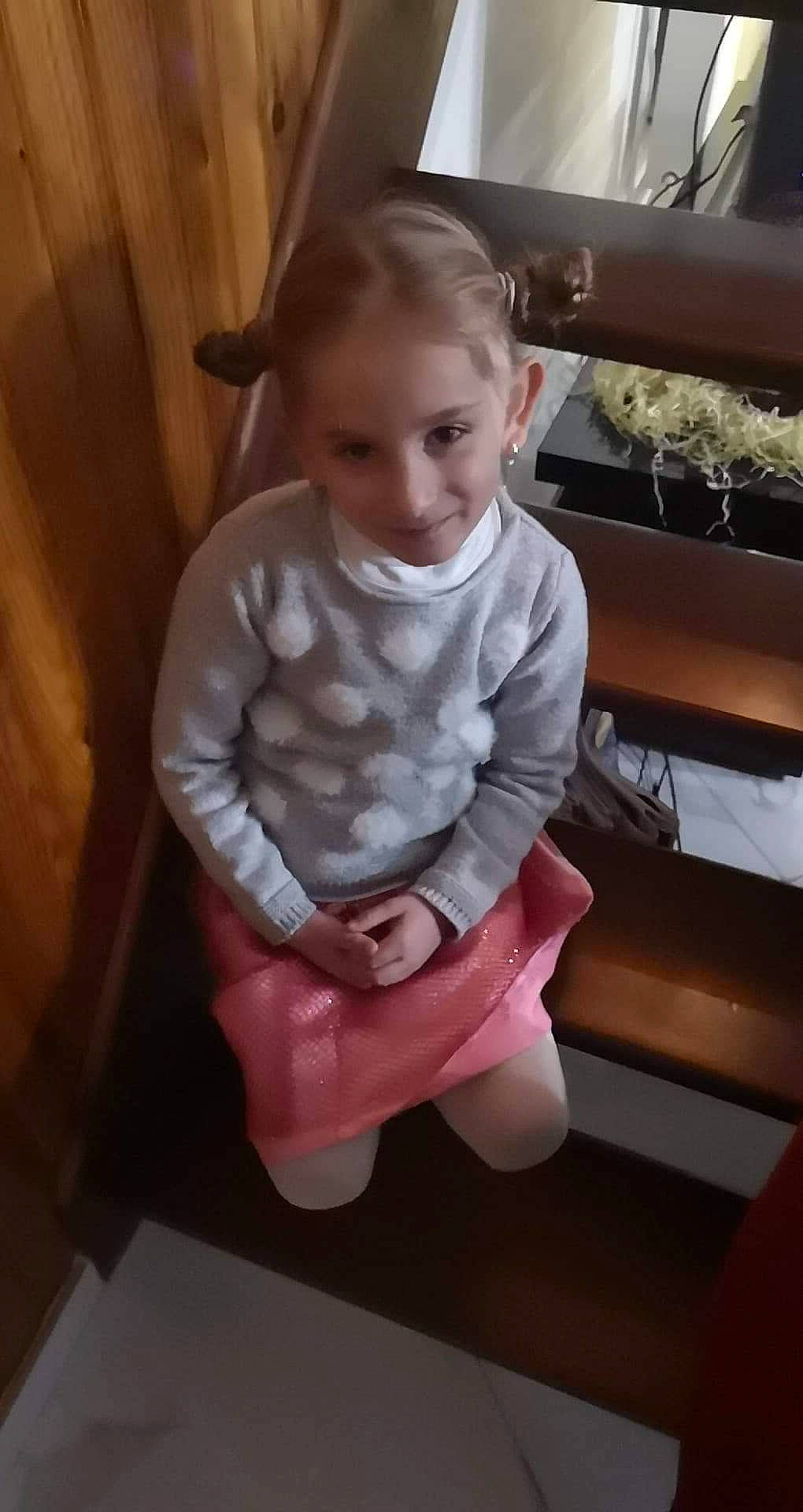 Klelya participe au concours pour gagner de l'argent avec cette photo : baby, cheek, child, leg, mouth, person, pink, play, sitting, skin, smile, toddler