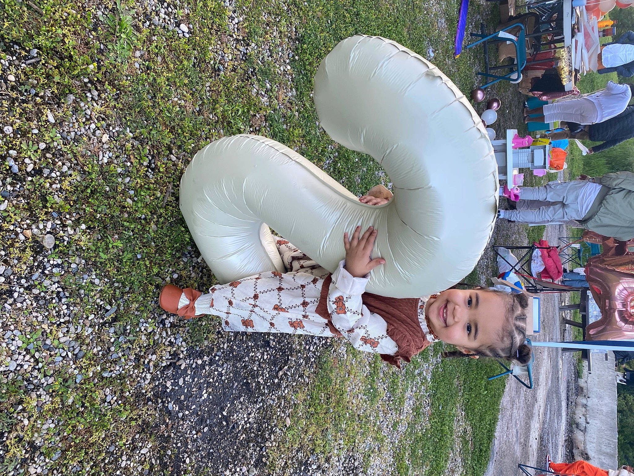 Alyah a rejoint le concours — aidez-le/la à gagner de superbes lots ! fun, gas, grass, human_leg, joy, leisure, pattern, people_in_nature, person, plant, plastic, recreation, thigh, urban_design