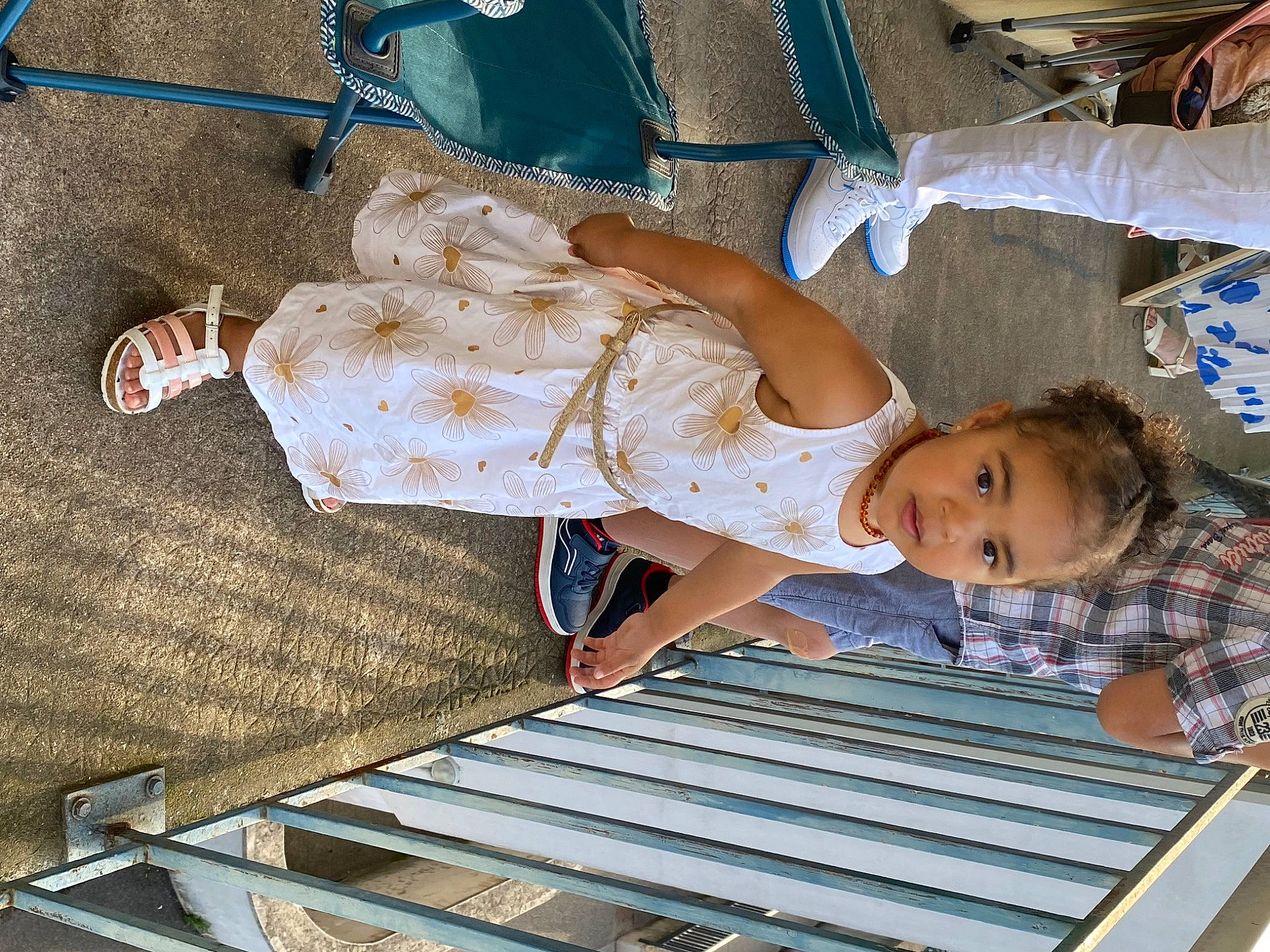 Alyah participe au concours pour gagner de l'argent avec cette photo : baby_toddler_clothing, child, composite_material, engineering, foot, gas, human_leg, leisure, line, machine, pattern, person, sandal, smile, thigh, toddler, wood