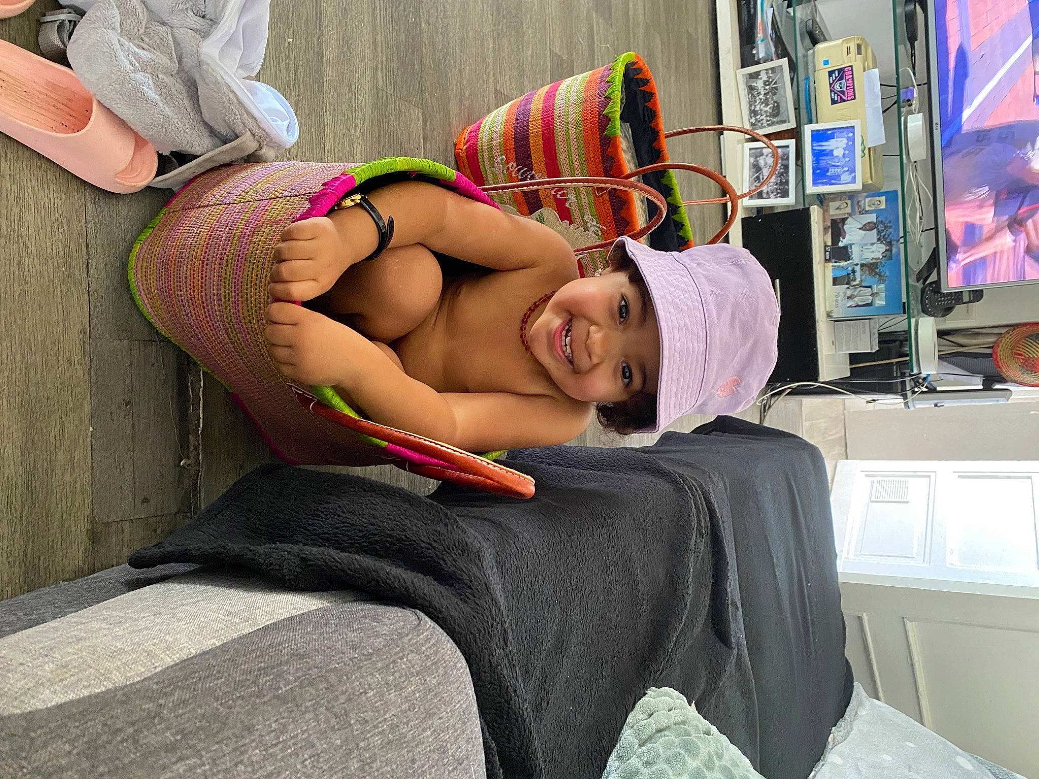 Alyah a rejoint le concours — aidez-le/la à gagner de superbes lots ! abdomen, barechested, black_hair, chest, comfort, elbow, eyewear, headwear, human_leg, joint, joy, knee, linens, muscle, navel, person, shoulder, tattoo, television, textile